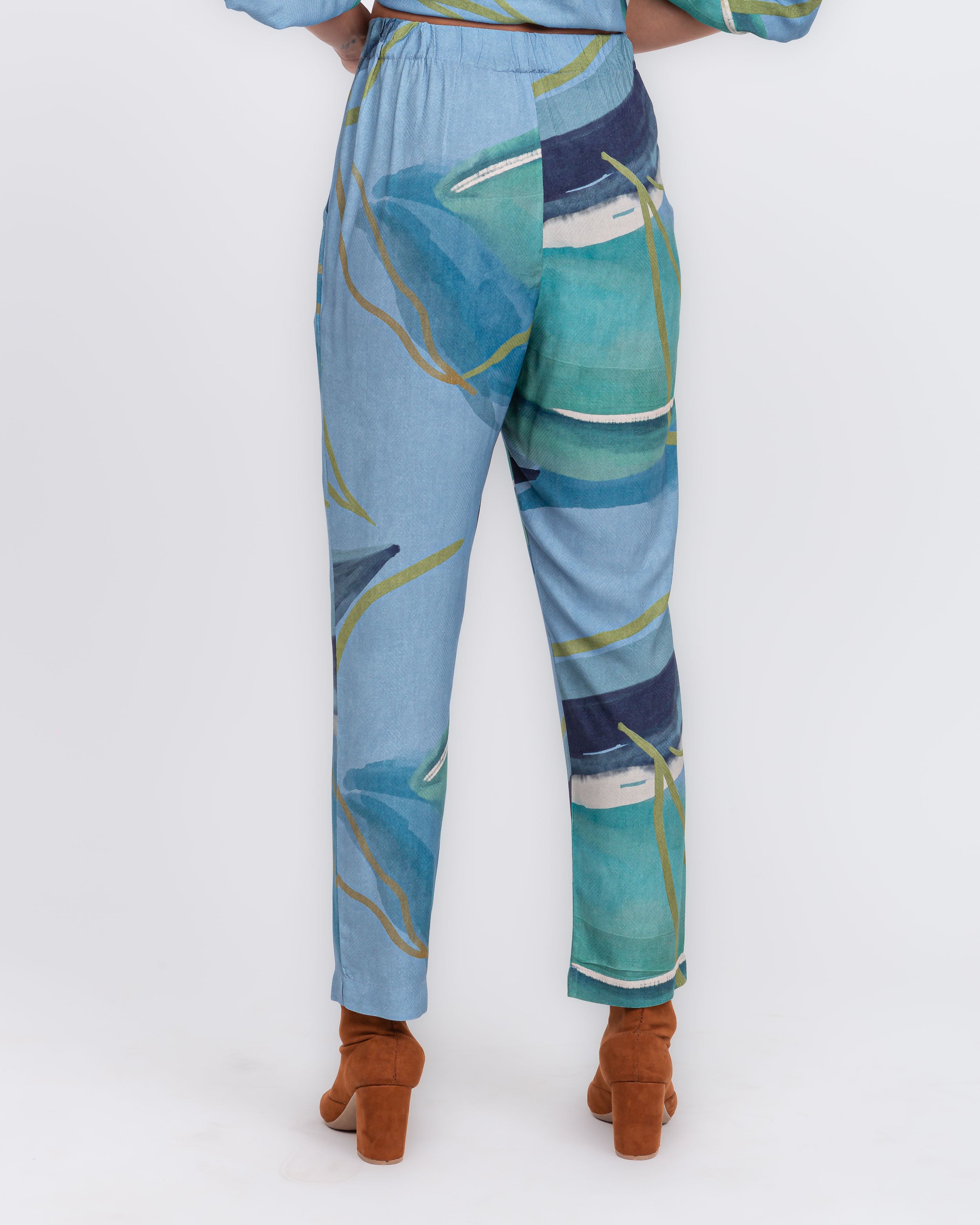 Calça cropped em viscose digital estampa abstrato azul