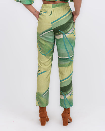 Calça cropped em viscose digital estampa abstrato verde