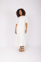 Vestido midi minimalista com mangas curtas