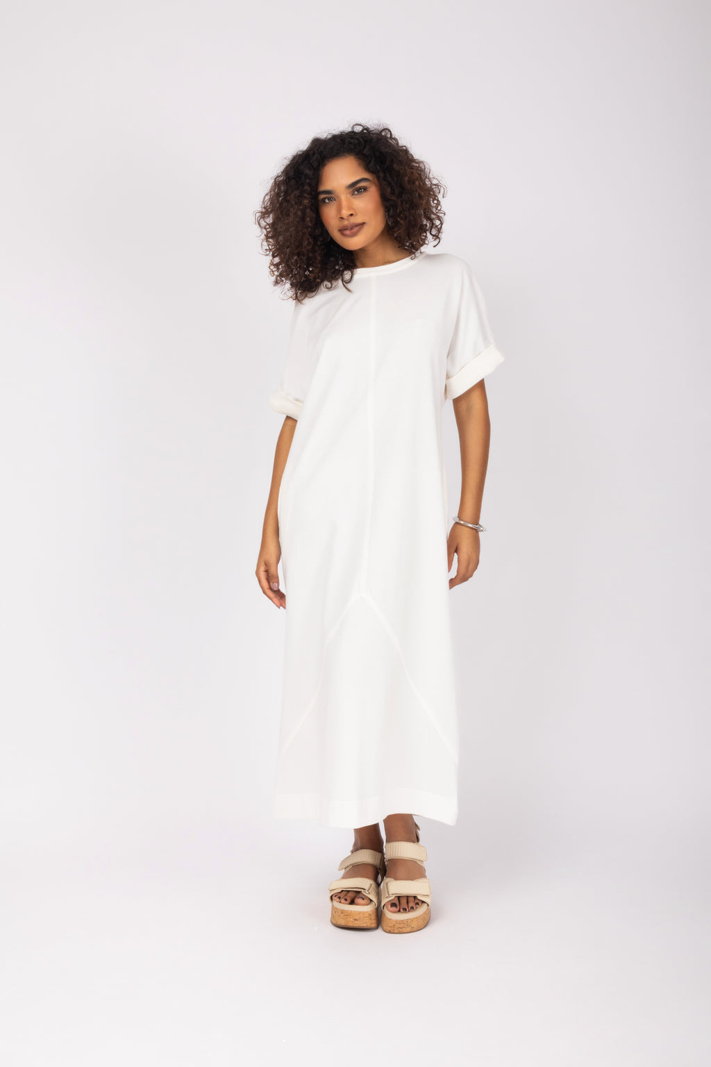 Vestido midi minimalista com mangas curtas