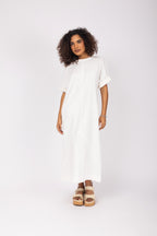 Vestido midi minimalista com mangas curtas