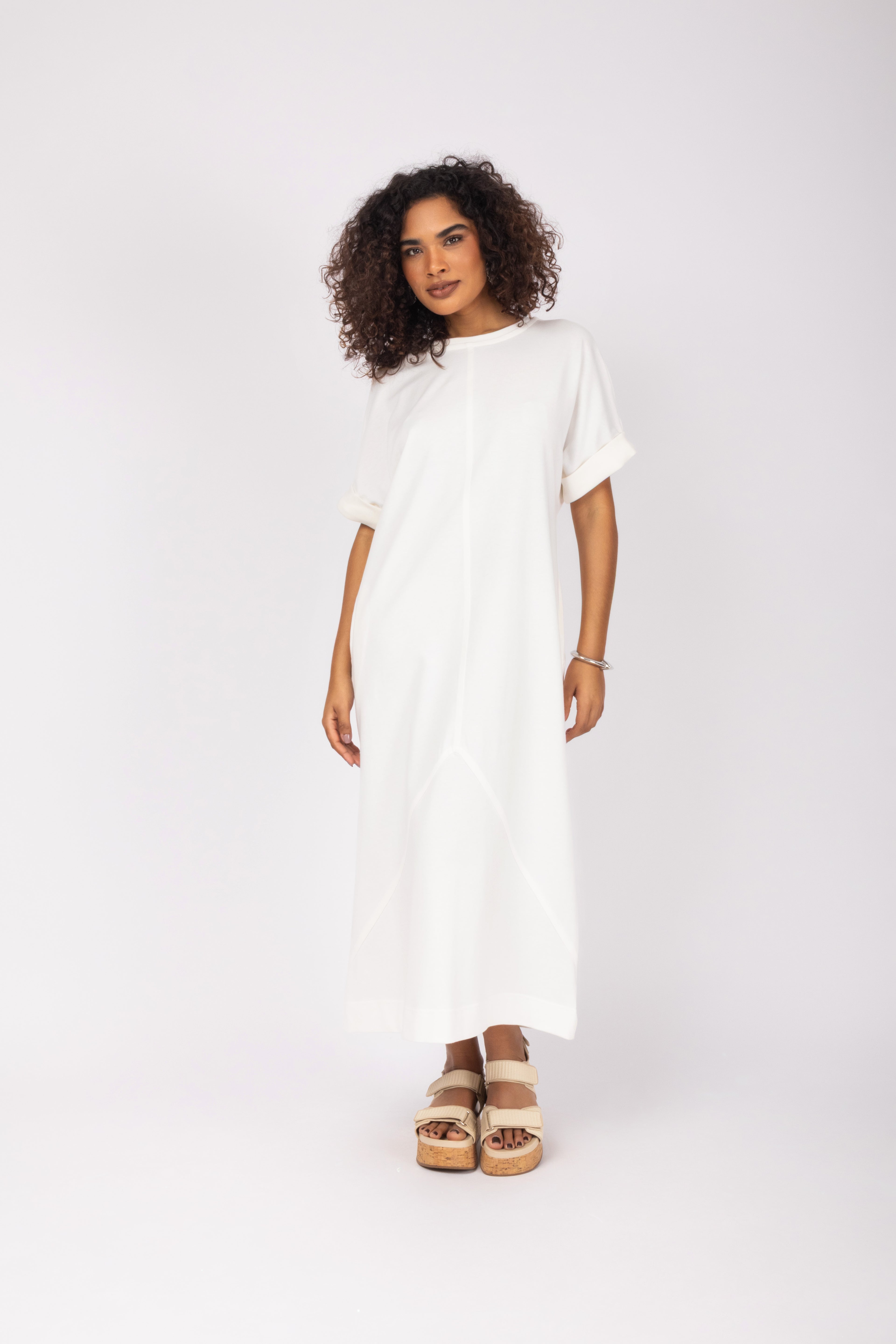 Vestido midi minimalista com mangas curtas