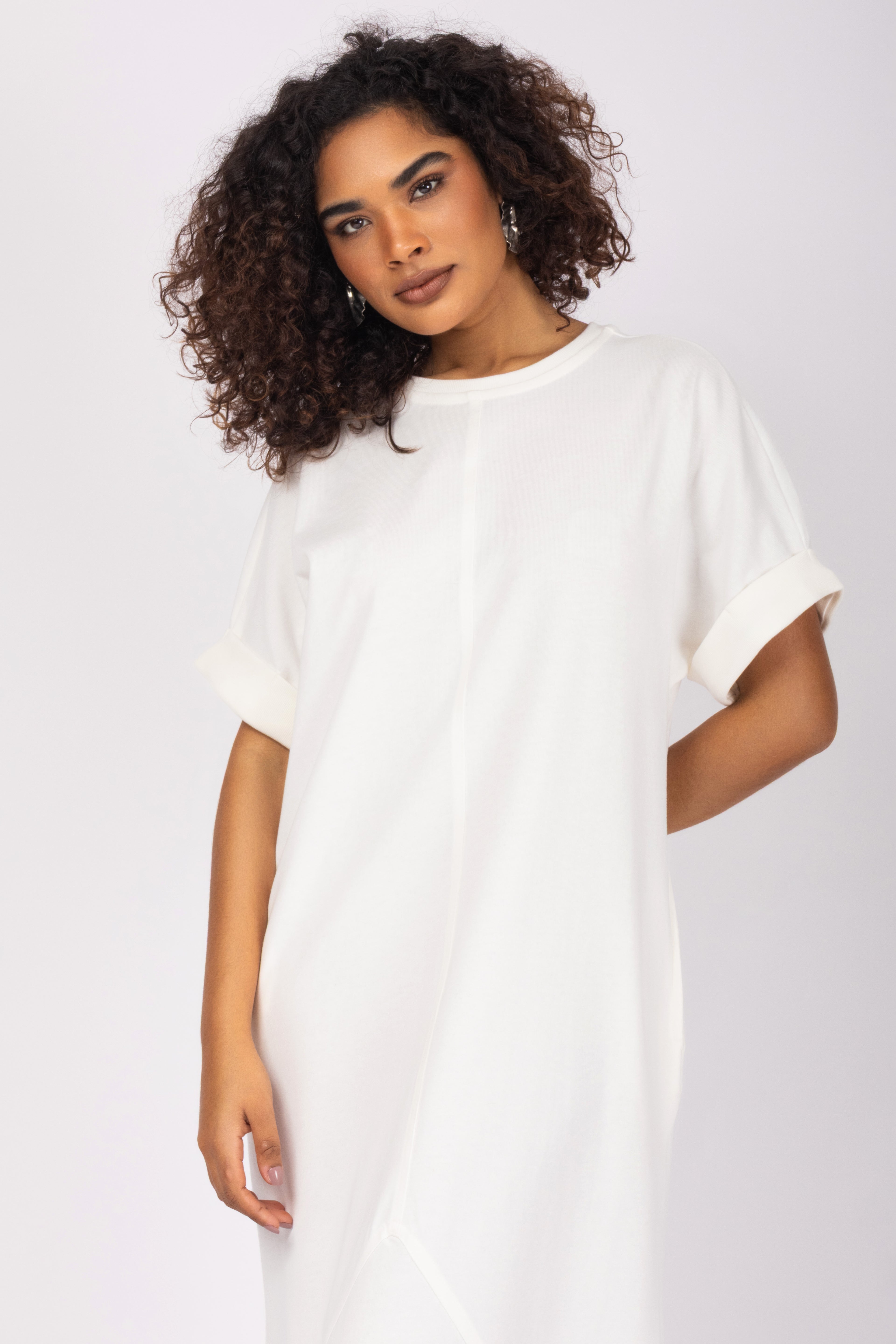 Vestido midi minimalista com mangas curtas