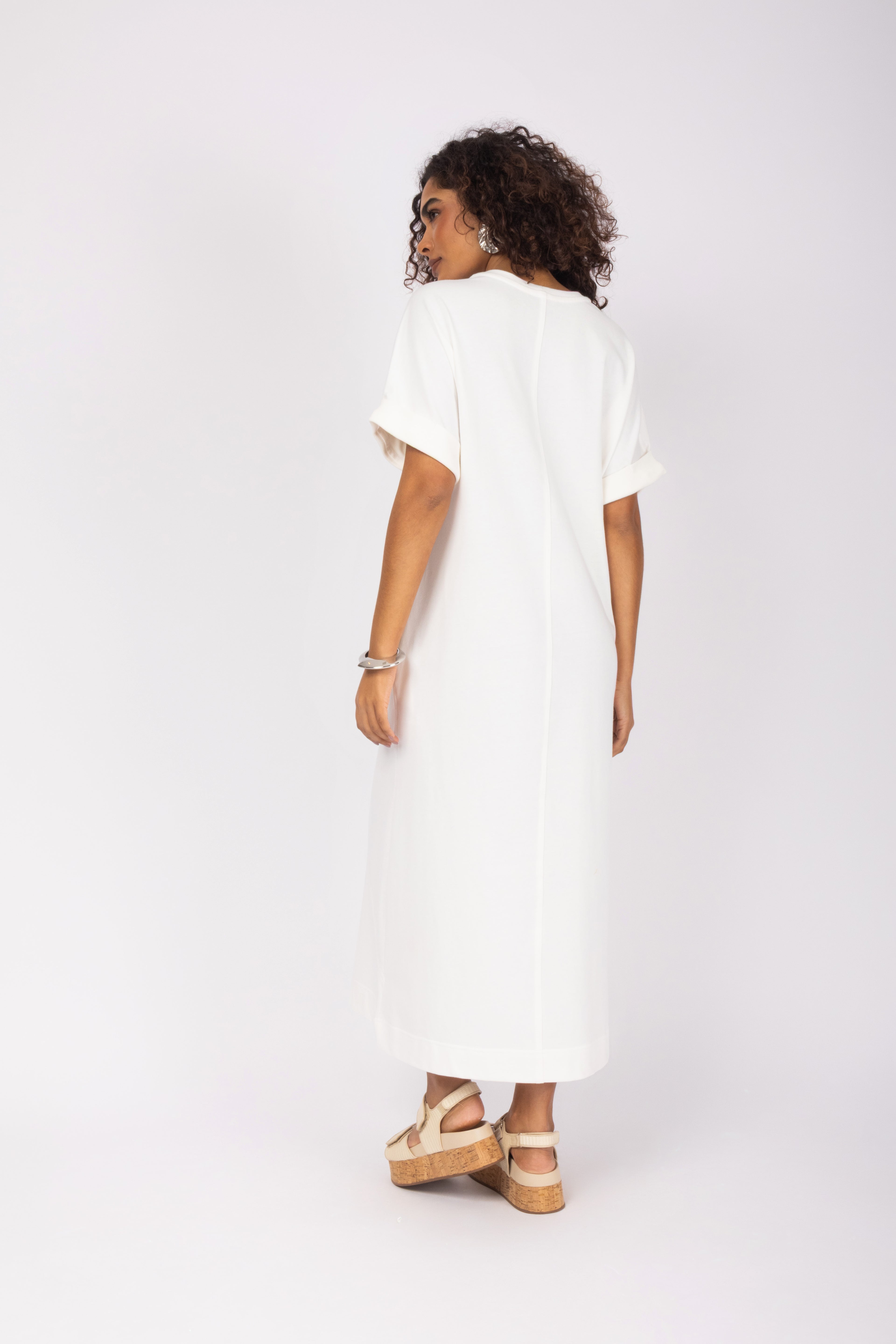 Vestido midi minimalista com mangas curtas