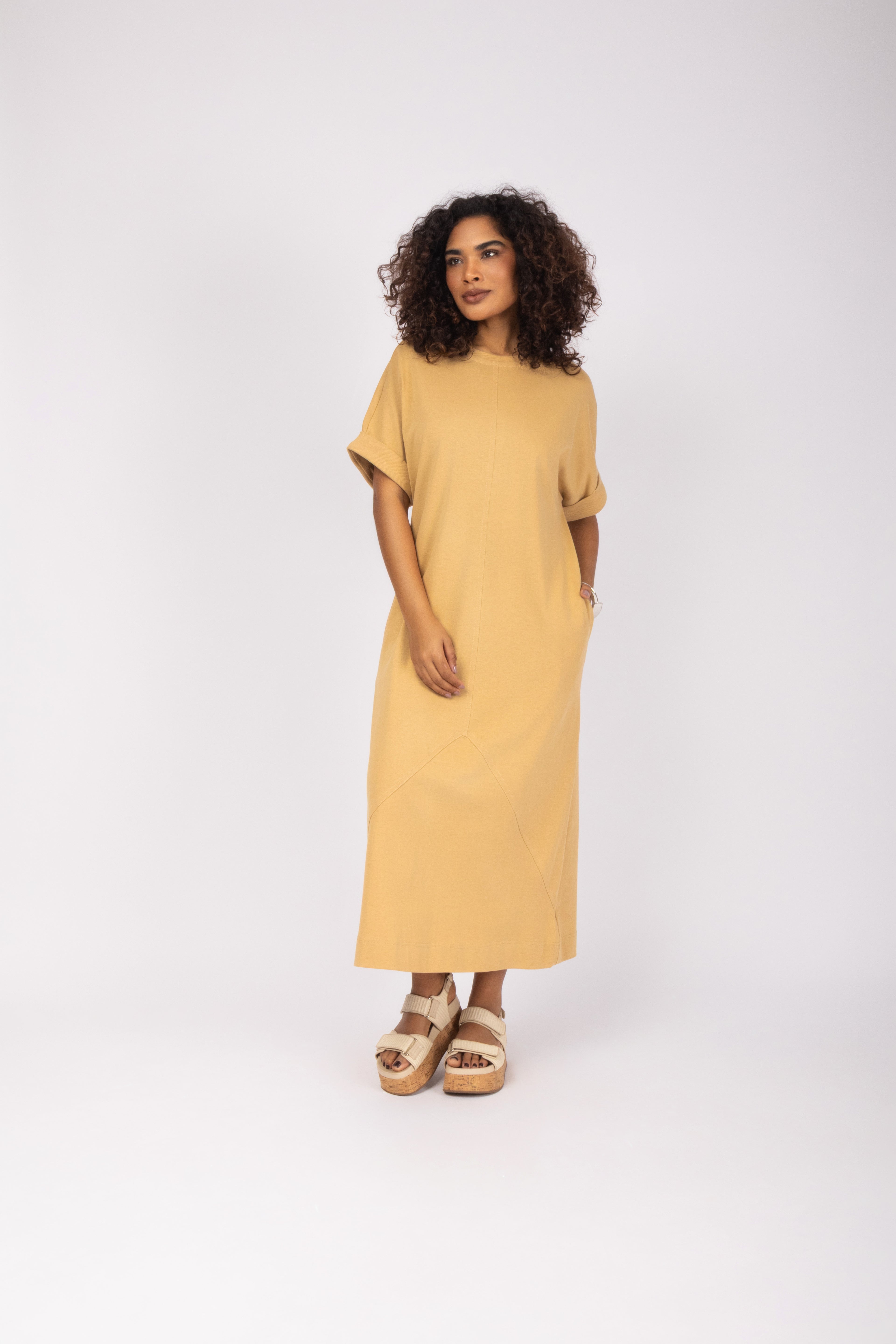 Vestido midi minimalista com mangas curtas