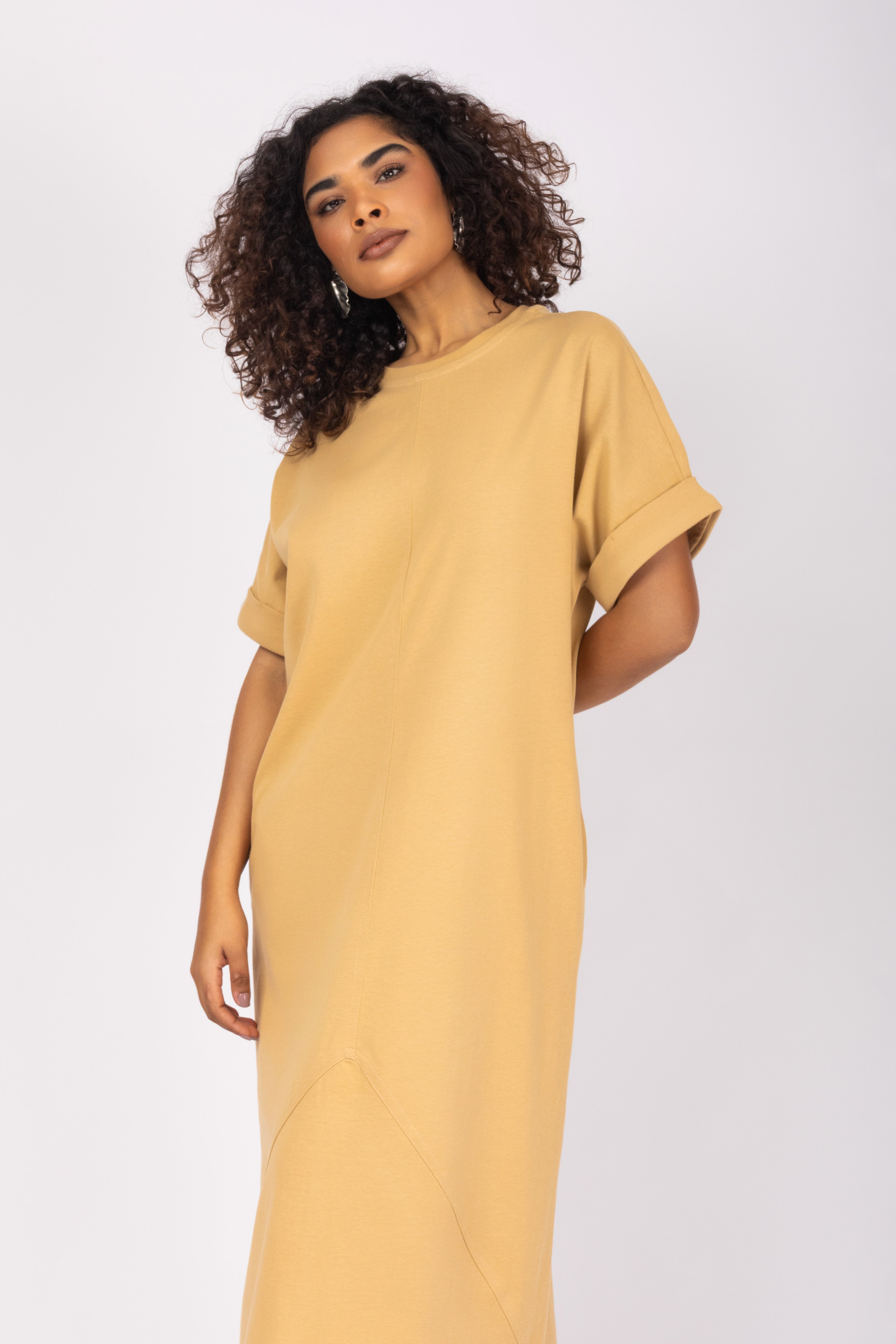 Vestido midi minimalista com mangas curtas