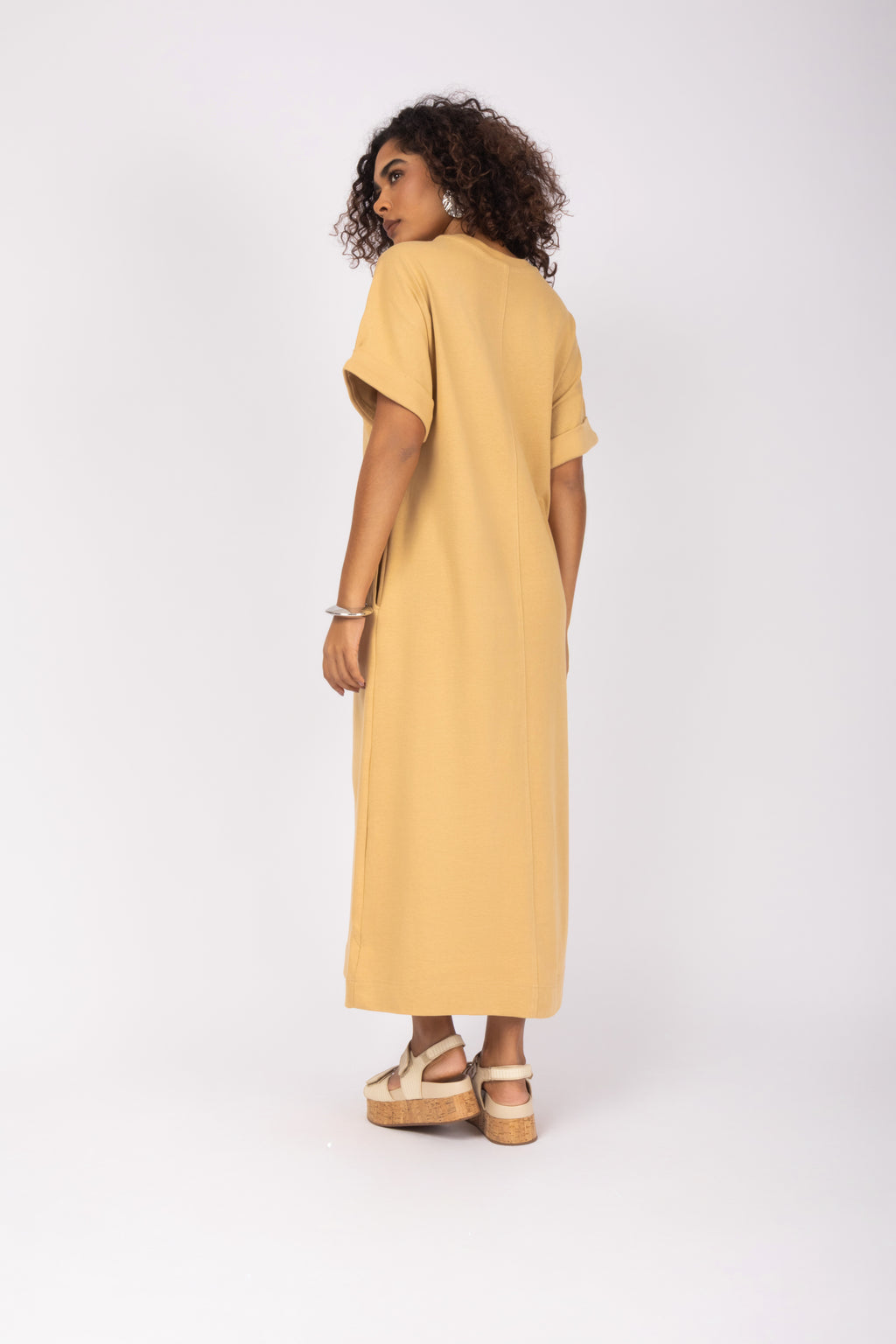 Vestido midi minimalista com mangas curtas