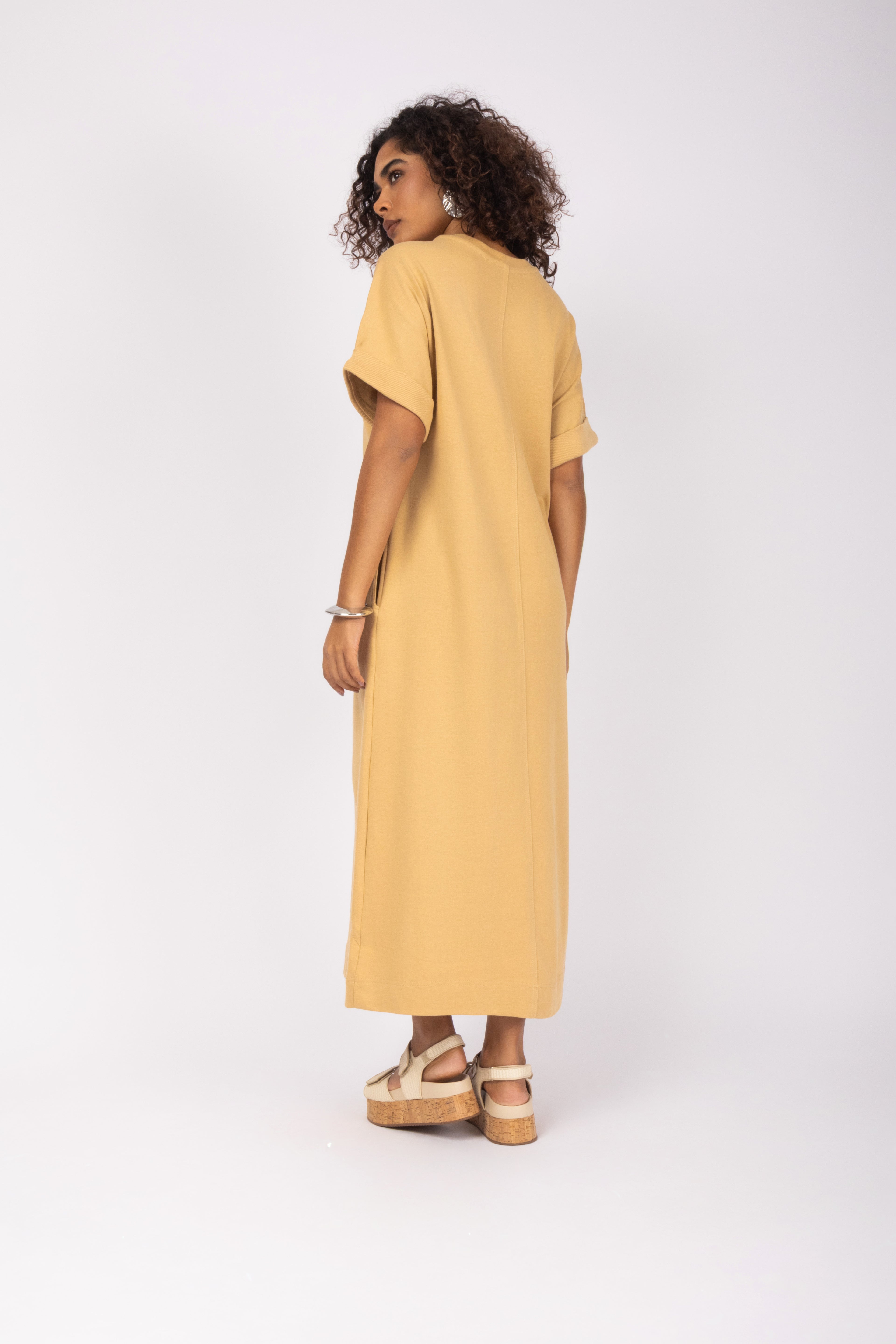 Vestido midi minimalista com mangas curtas