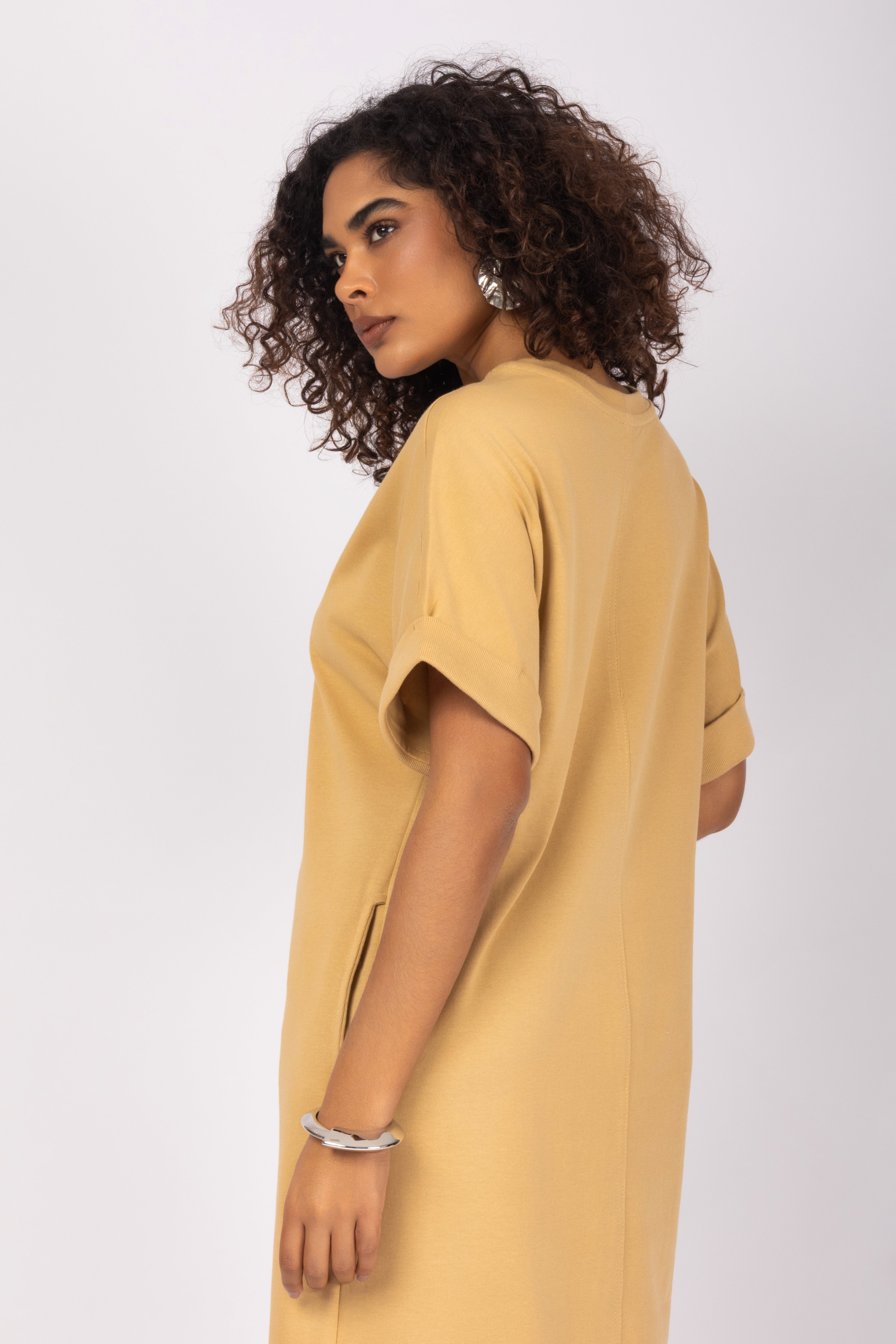 Vestido midi minimalista com mangas curtas