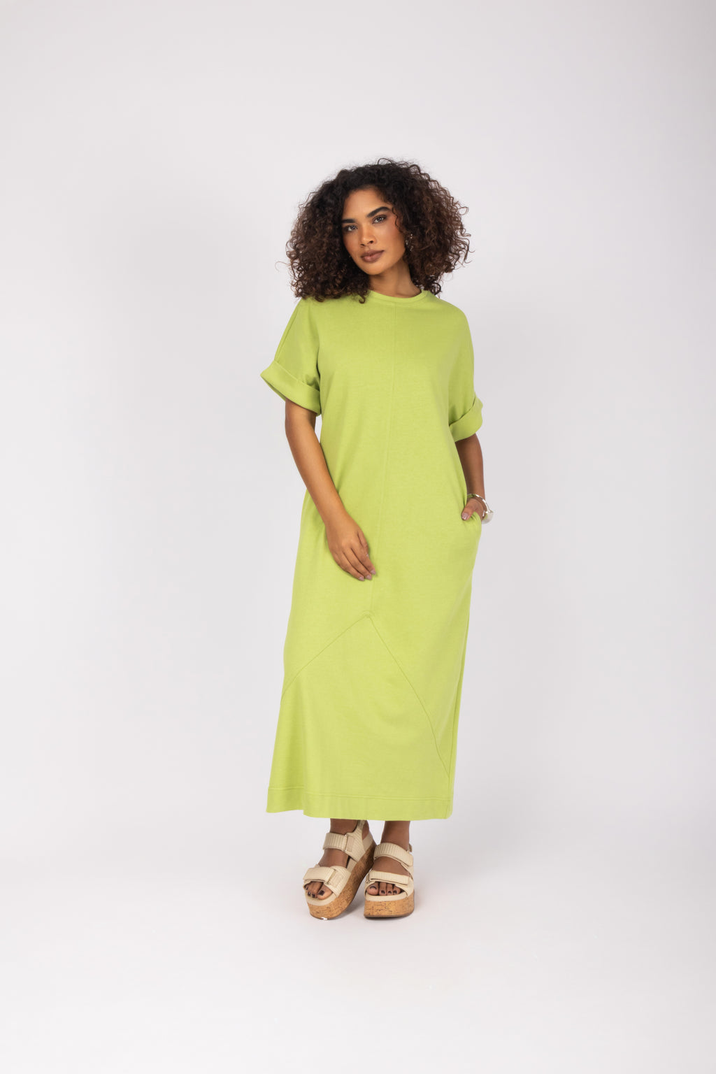 Vestido midi minimalista com mangas curtas