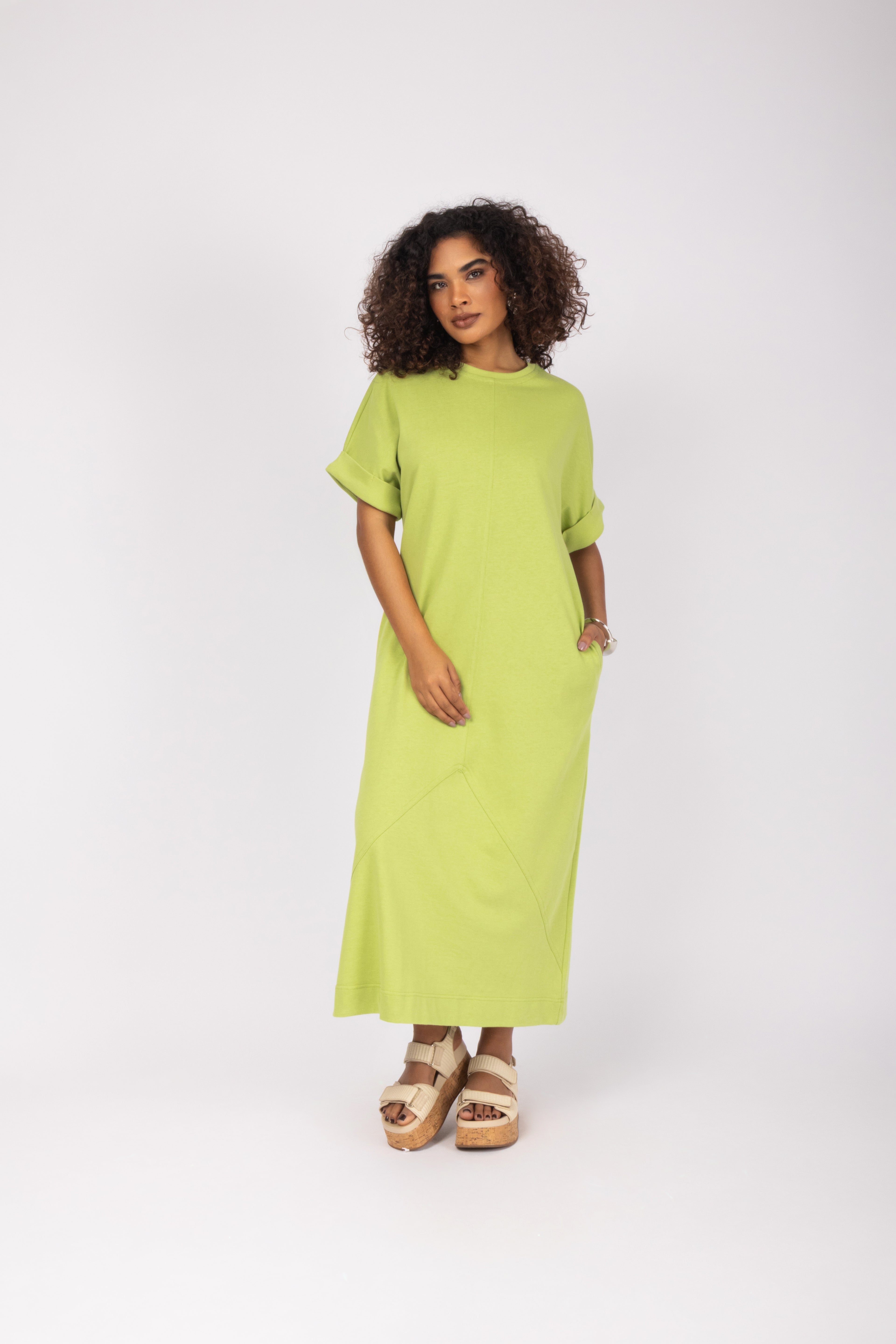 Vestido midi minimalista com mangas curtas