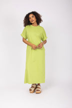 Vestido midi minimalista com mangas curtas