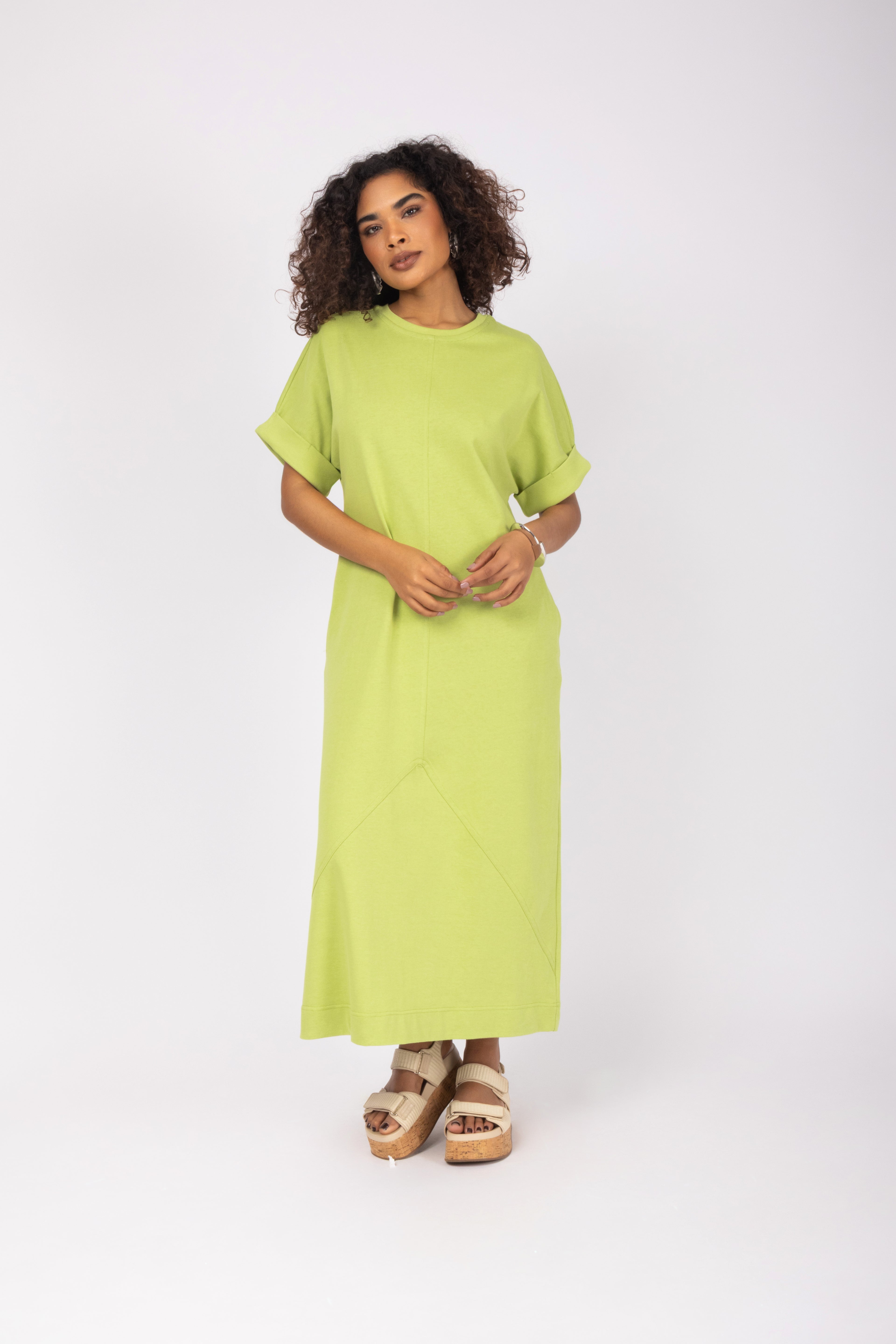 Vestido midi minimalista com mangas curtas