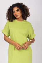 Vestido midi minimalista com mangas curtas
