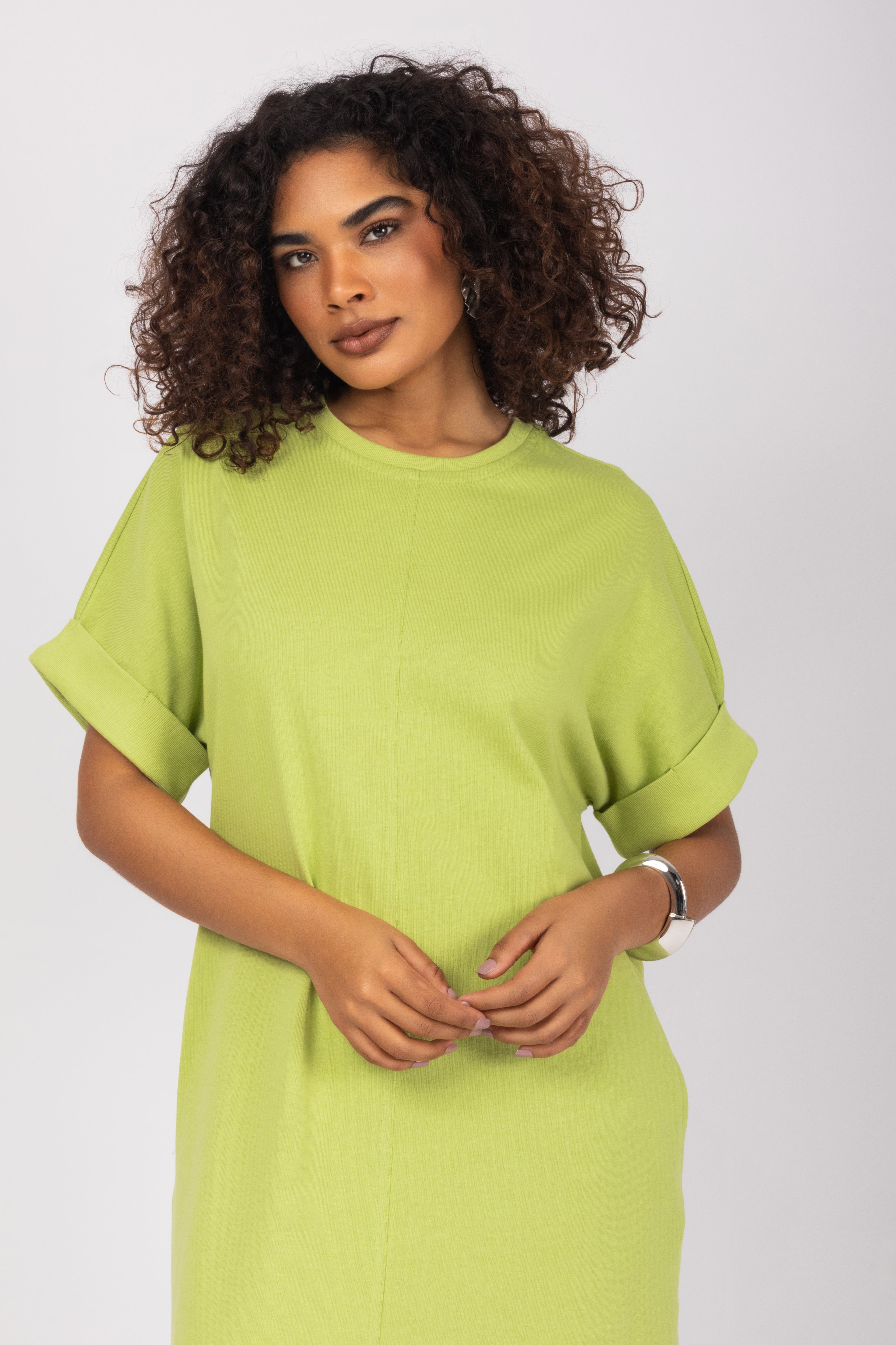 Vestido midi minimalista com mangas curtas