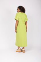 Vestido midi minimalista com mangas curtas