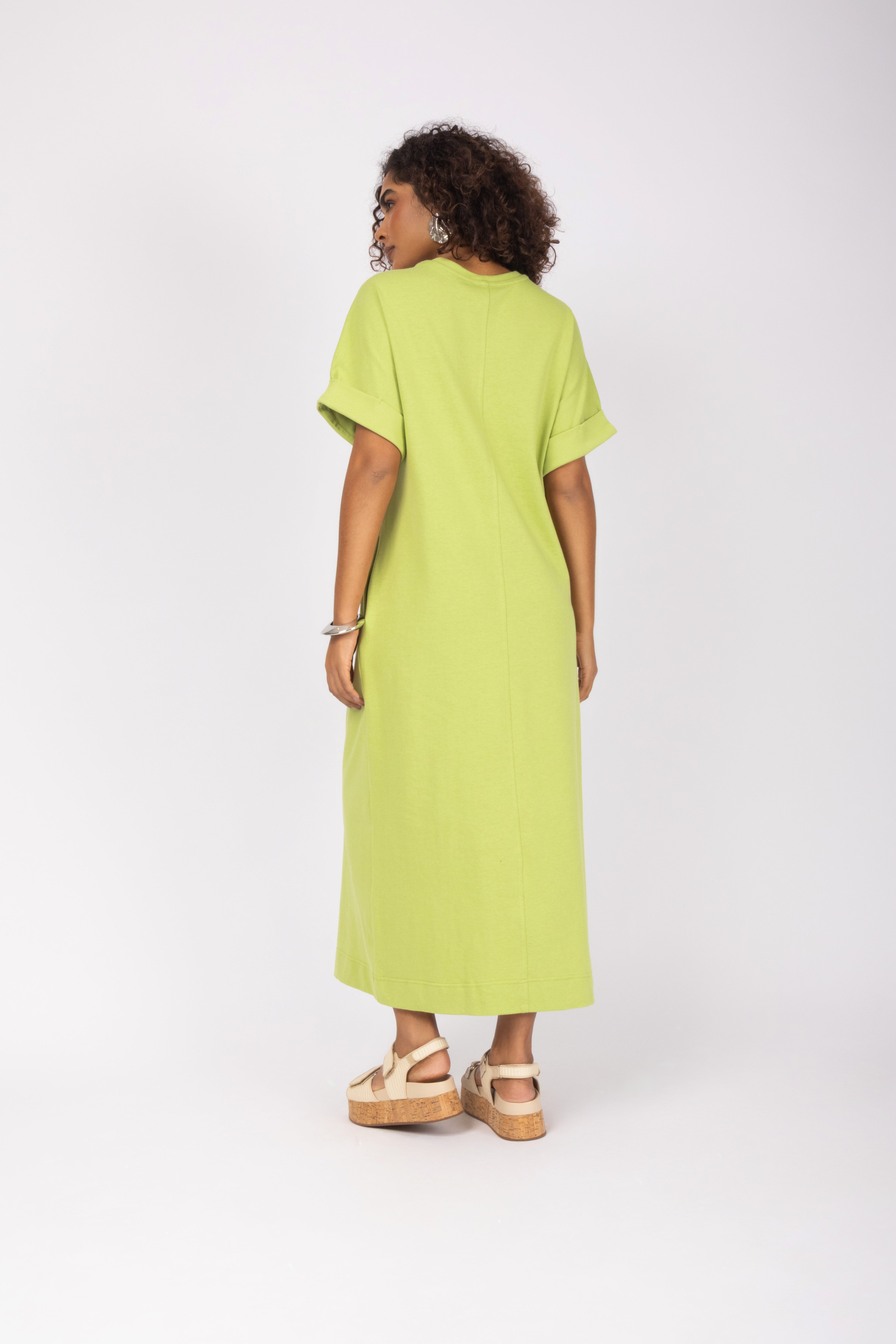 Vestido midi minimalista com mangas curtas