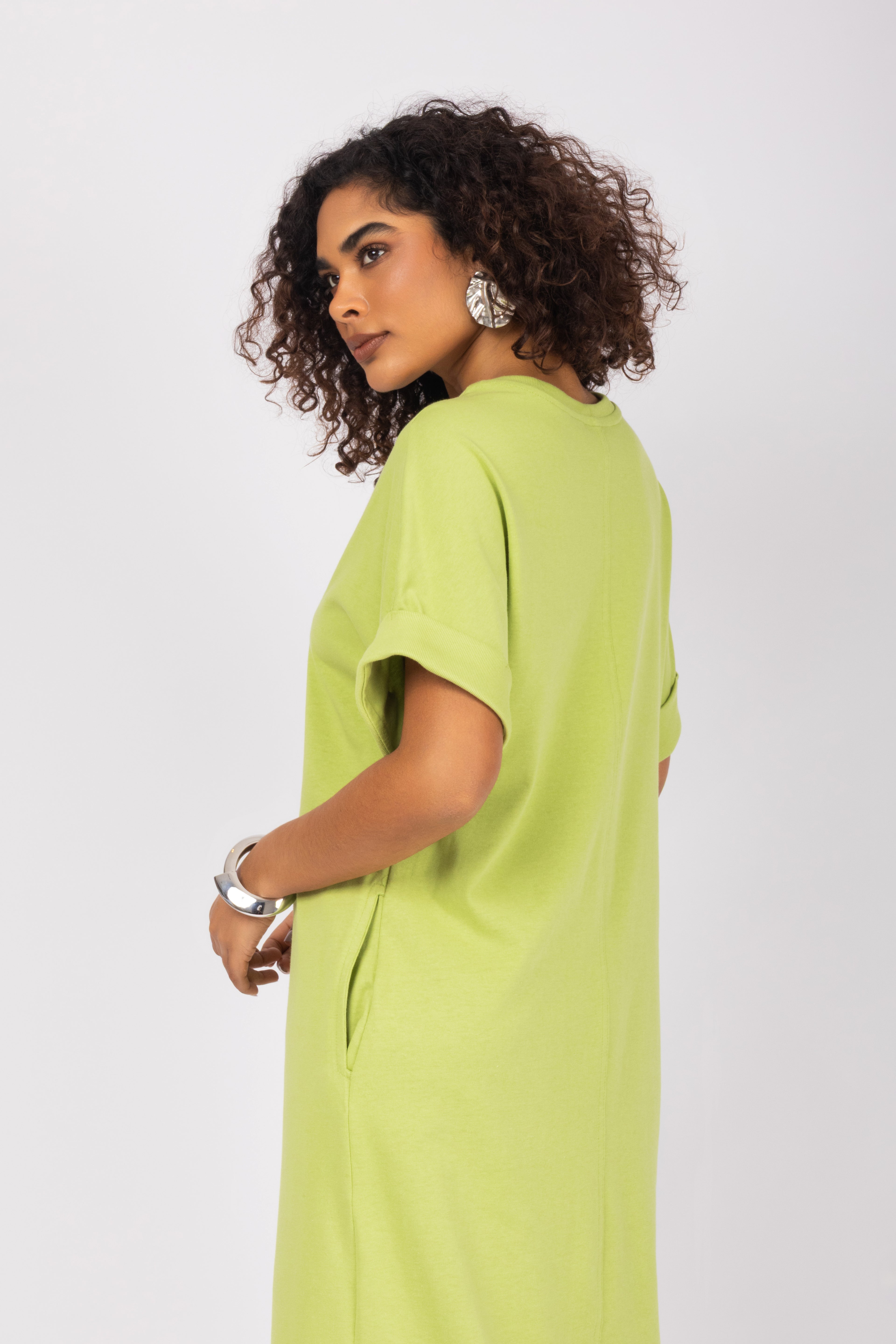 Vestido midi minimalista com mangas curtas