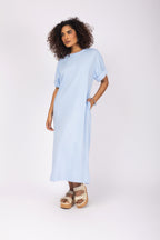 Vestido midi minimalista com mangas curtas