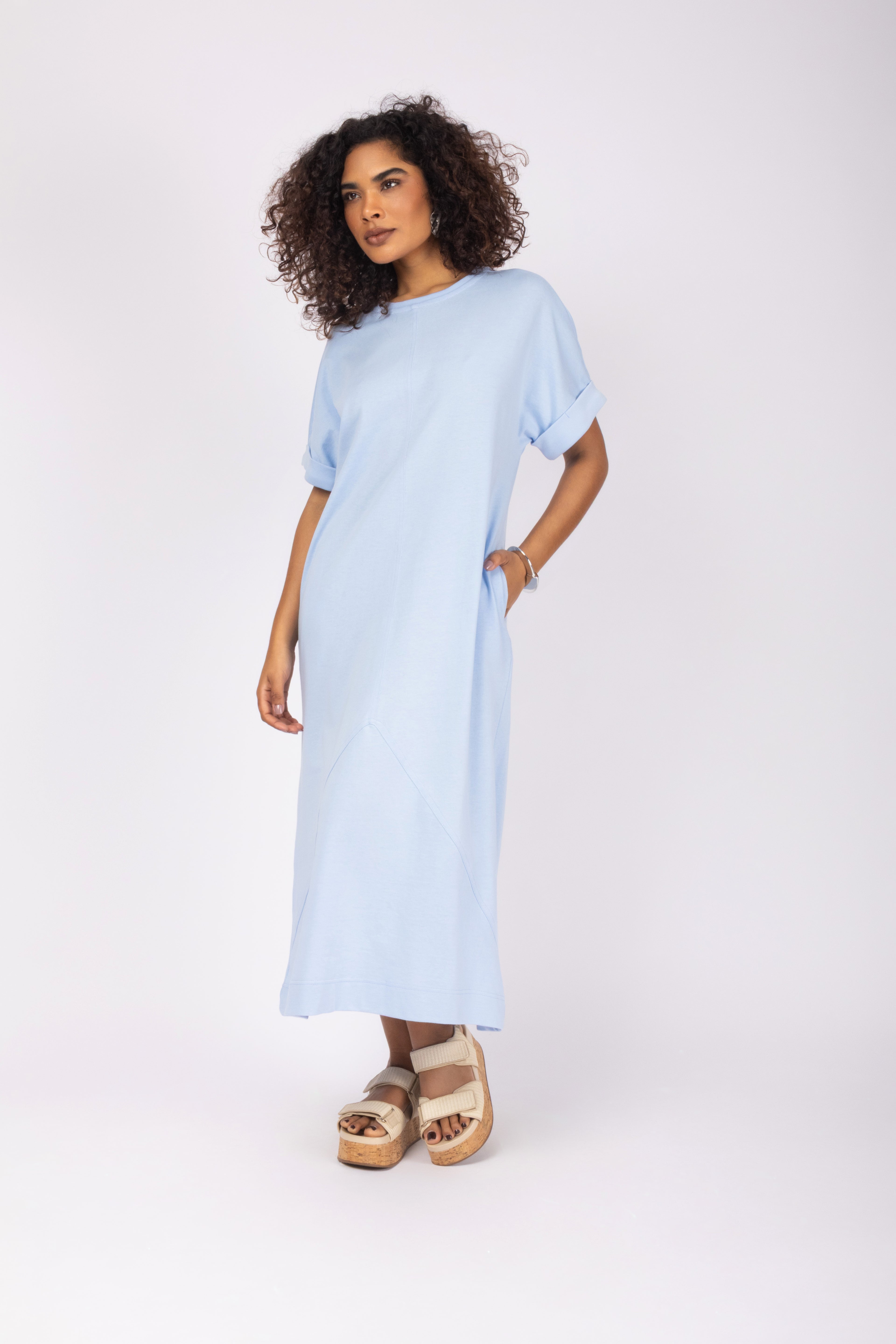 Vestido midi minimalista com mangas curtas