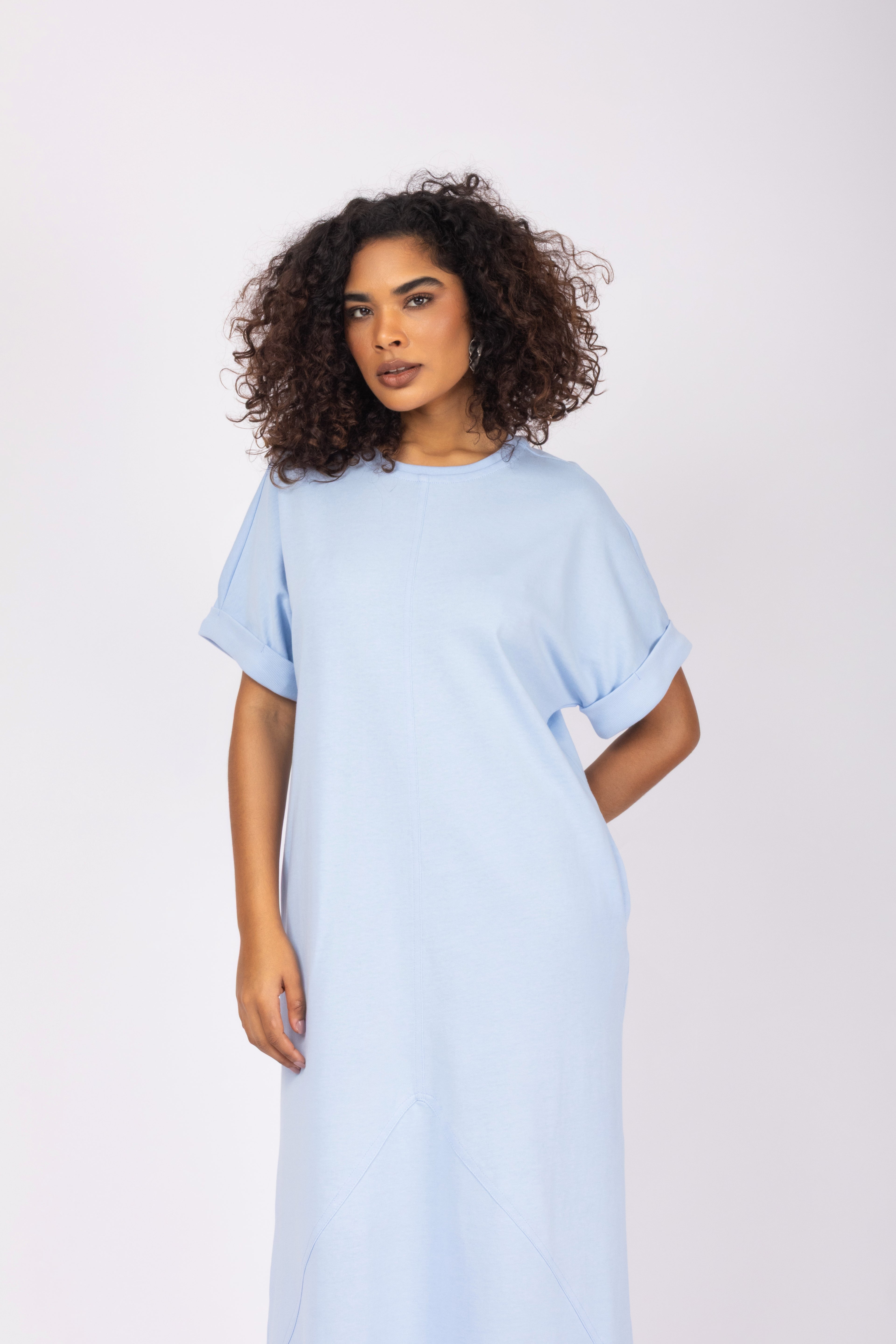 Vestido midi minimalista com mangas curtas