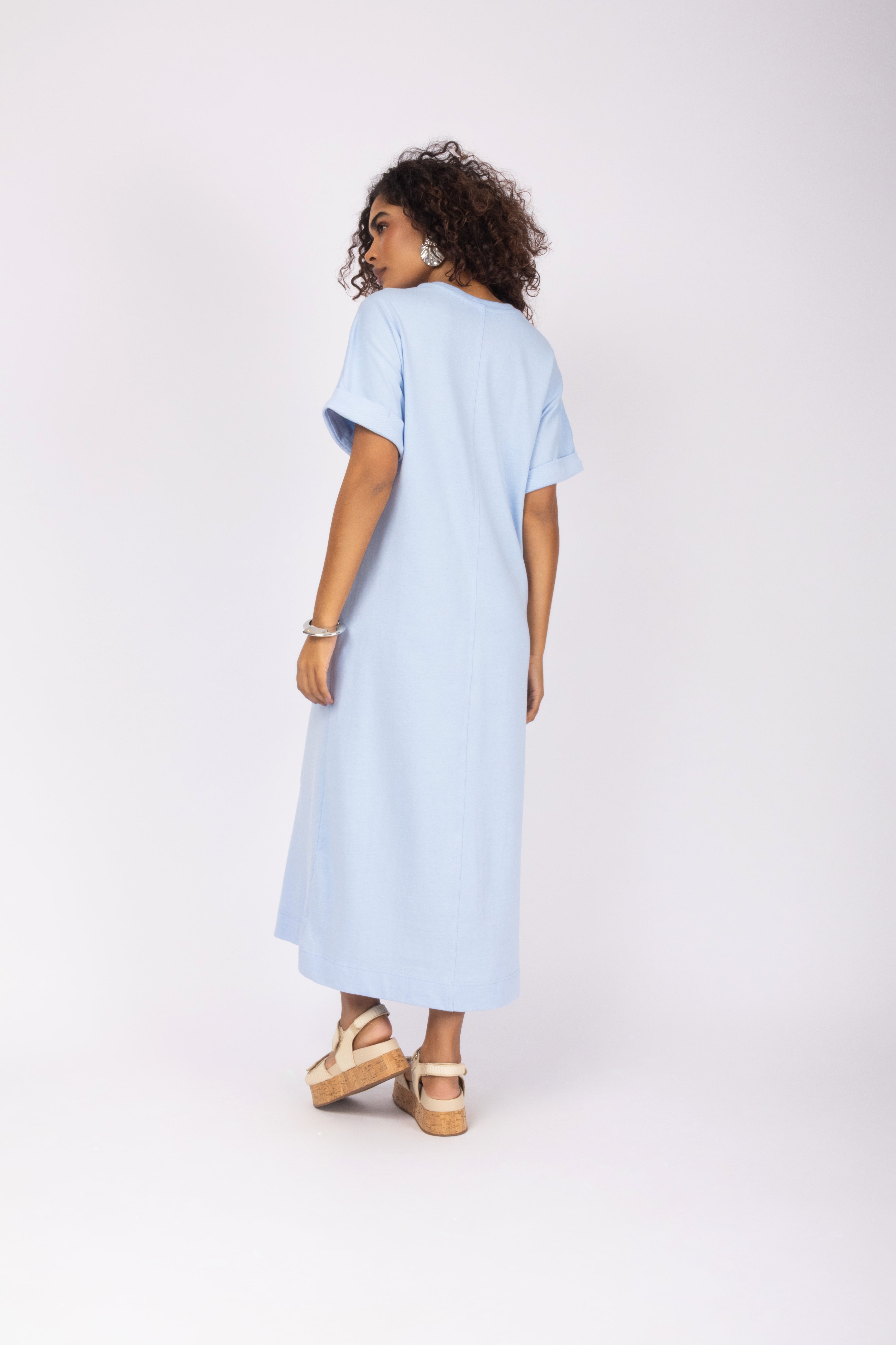 Vestido midi minimalista com mangas curtas