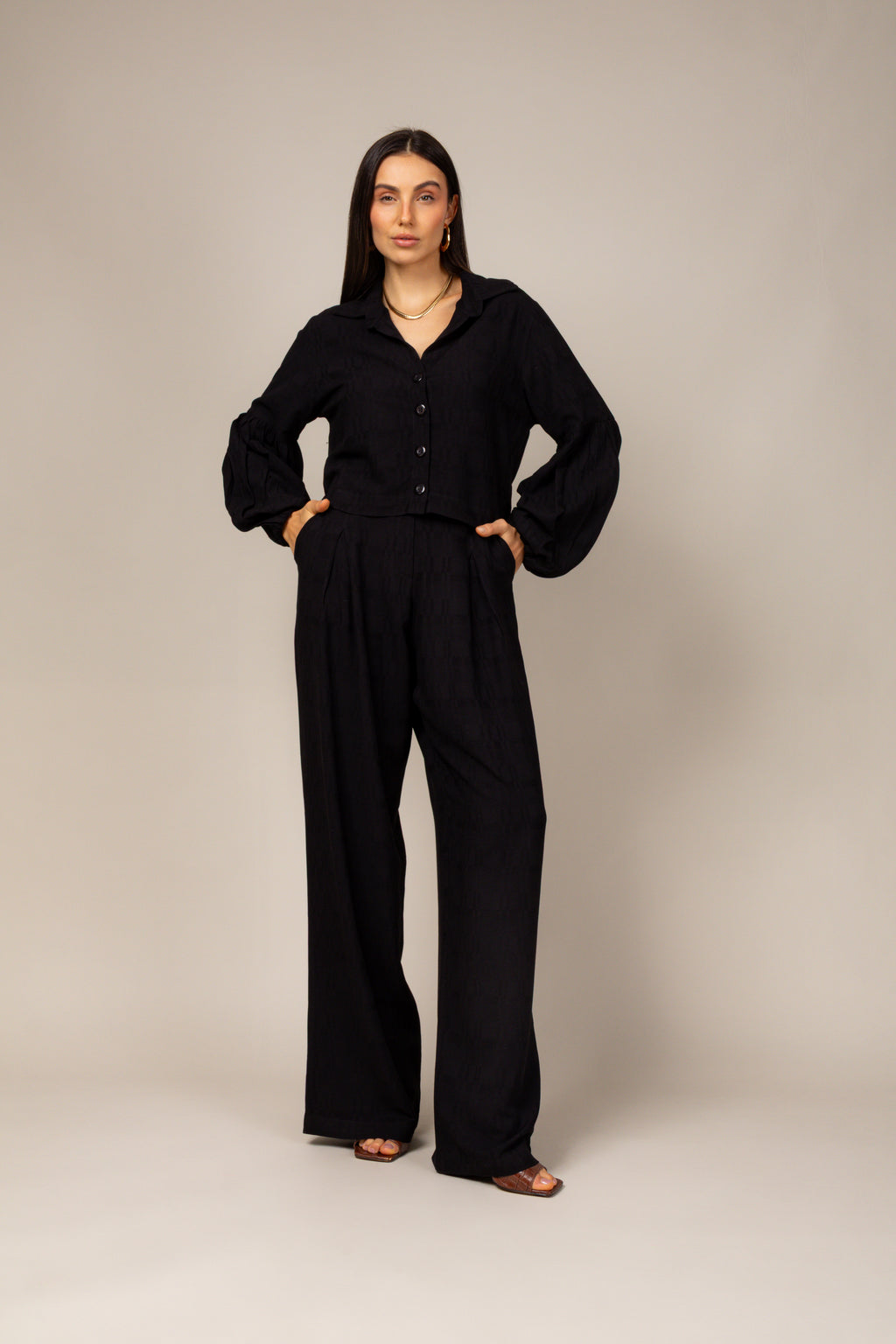 Conjunto com camisa e calça pantalona