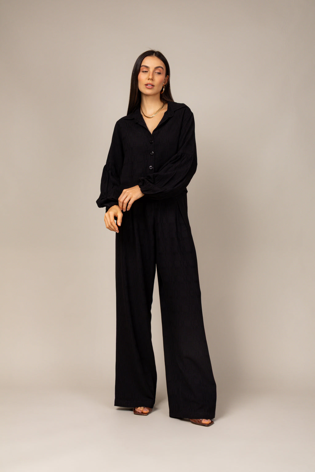 Conjunto com camisa e calça pantalona