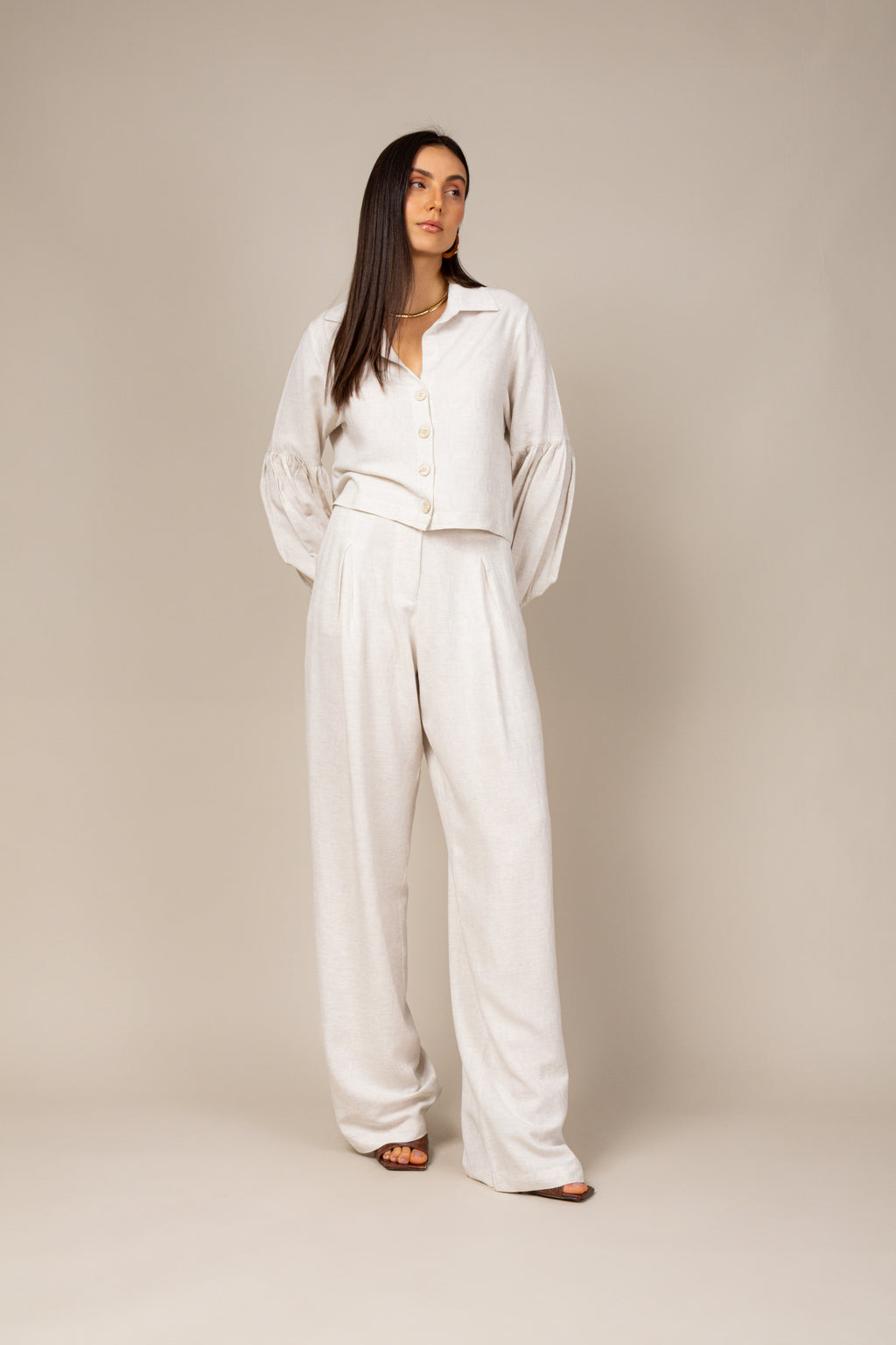 Conjunto com camisa e calça pantalona
