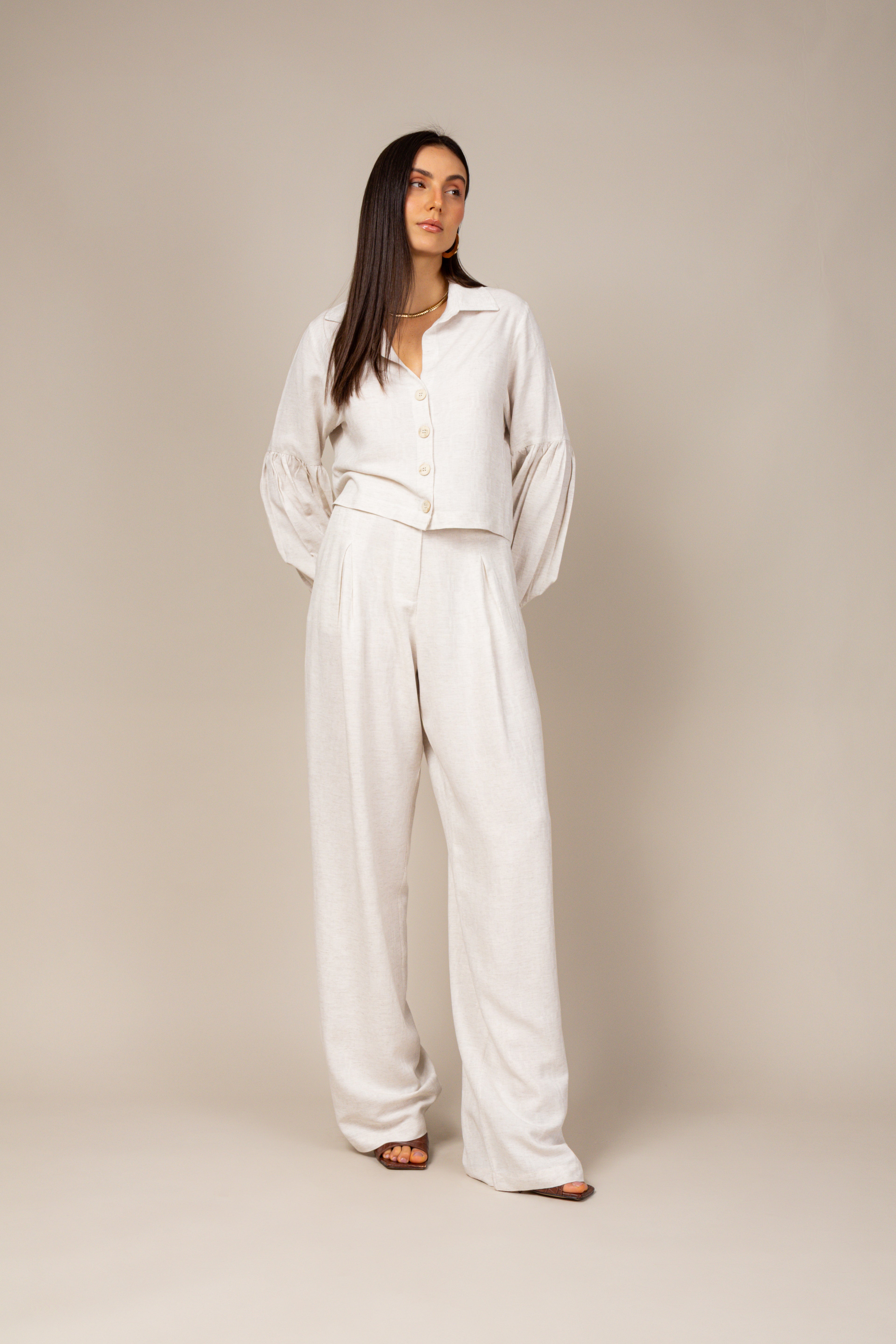 Conjunto com camisa e calça pantalona