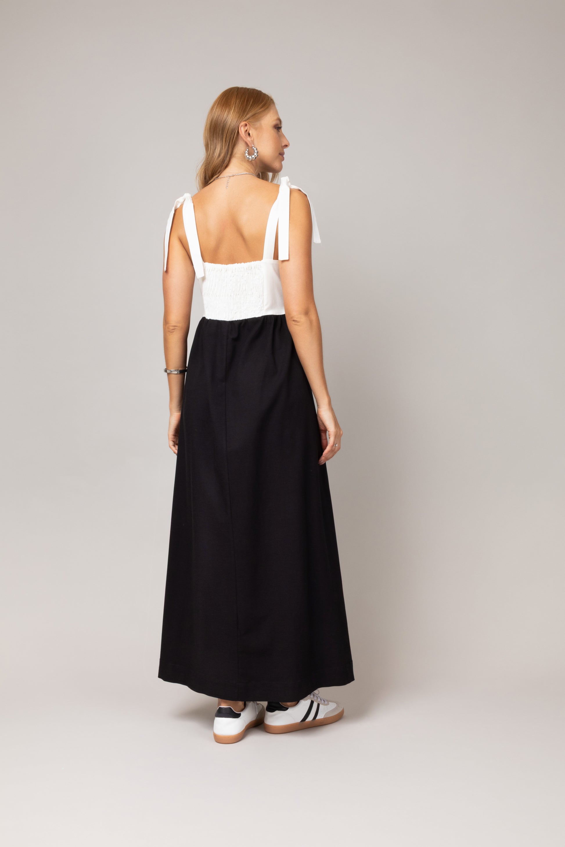 Vestido midi bicolor com alças