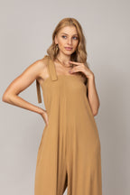 Macacão canelado com amarração nos ombros