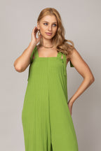 Macacão canelado com amarração nos ombros