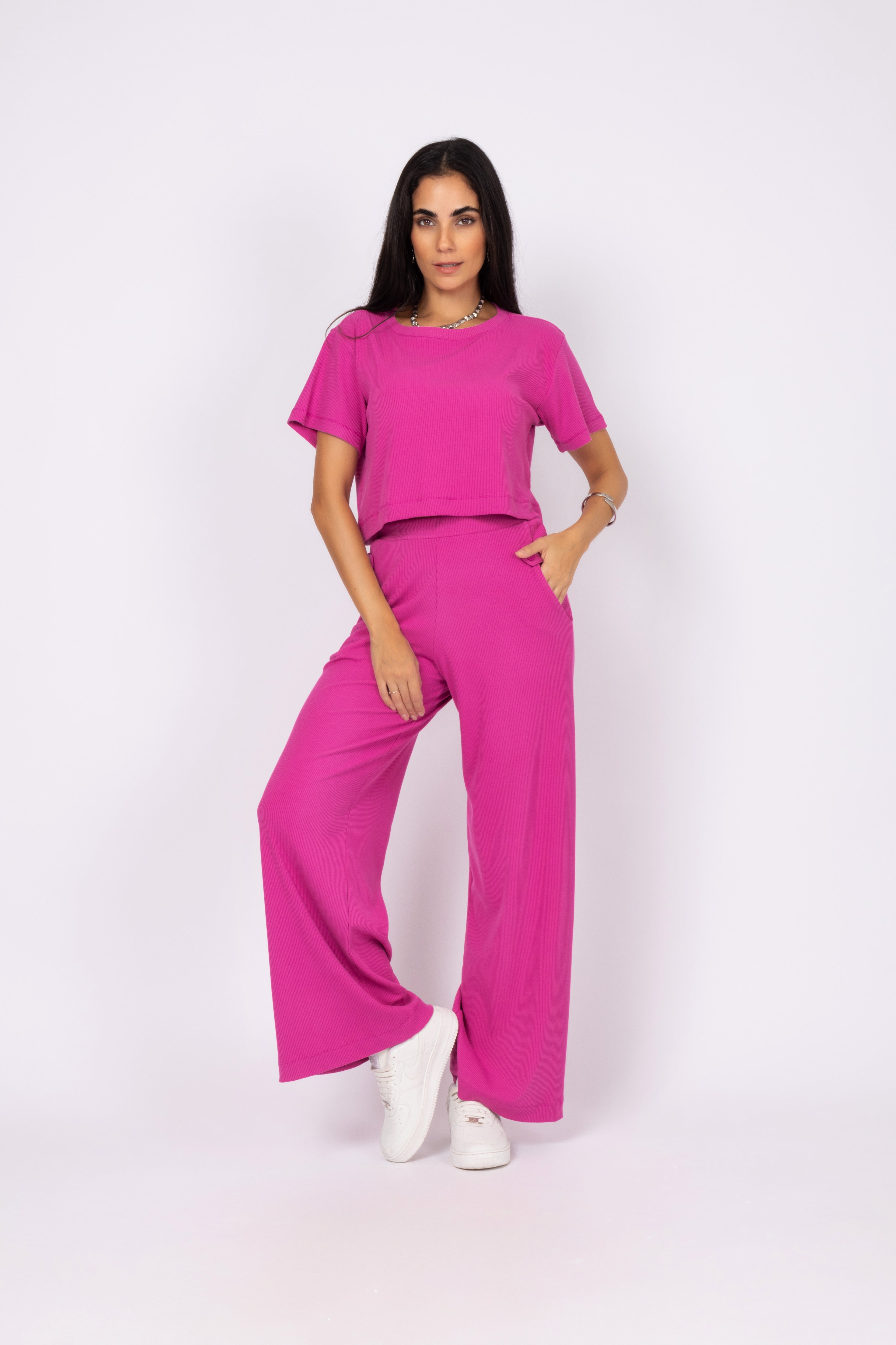 Conjunto cropped e calça pantalona canelada