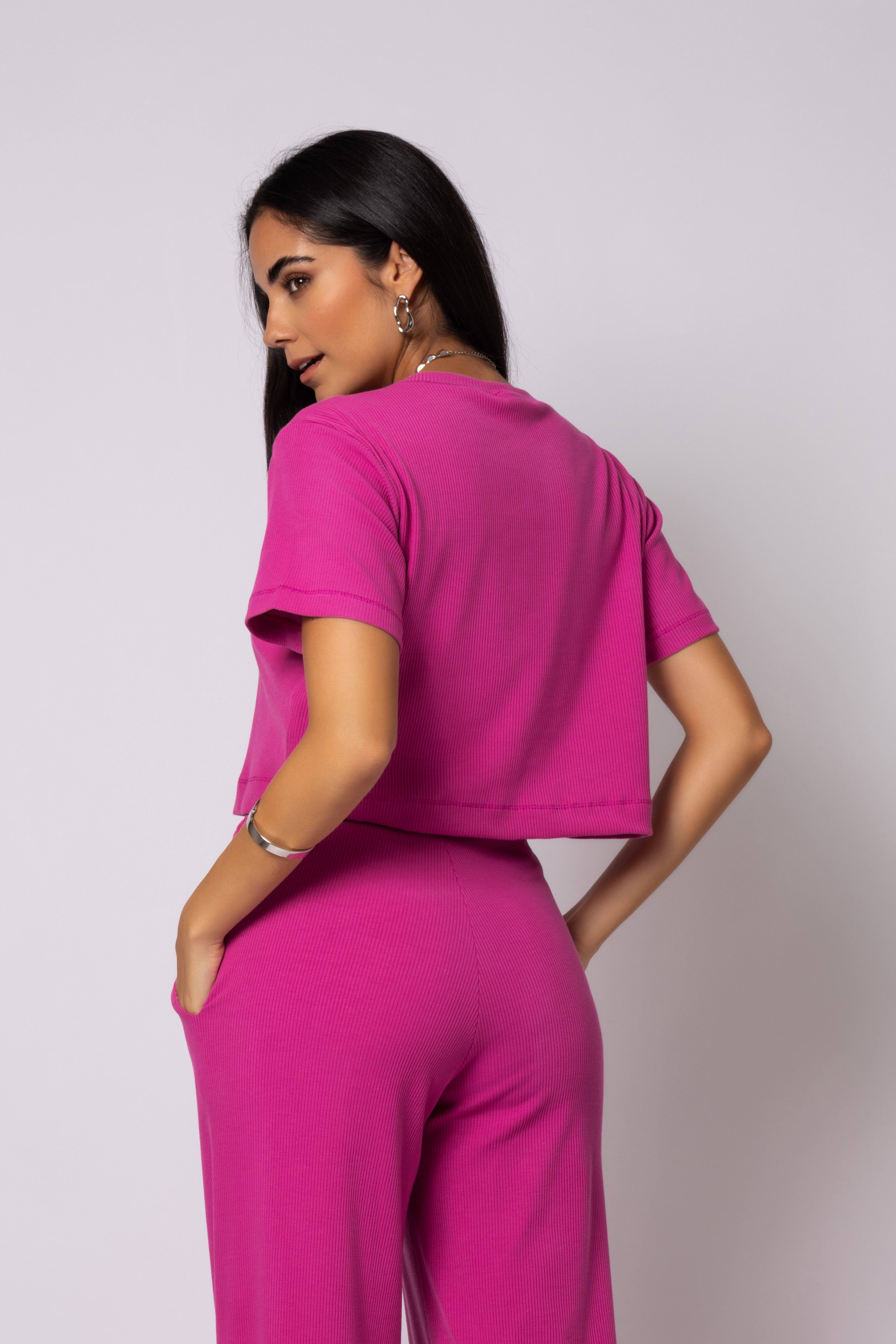 Conjunto cropped e calça pantalona canelada