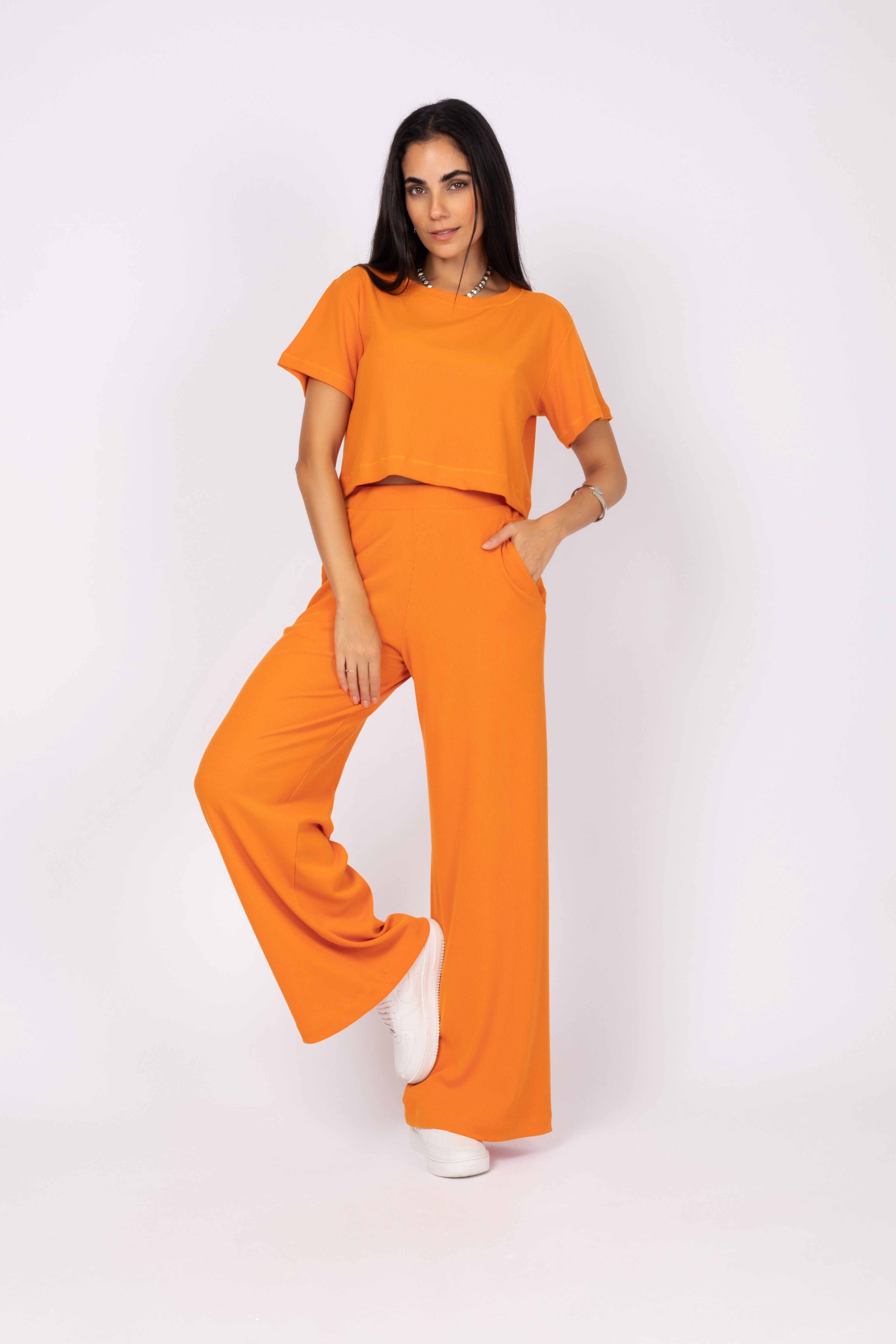 Conjunto cropped e calça pantalona canelada