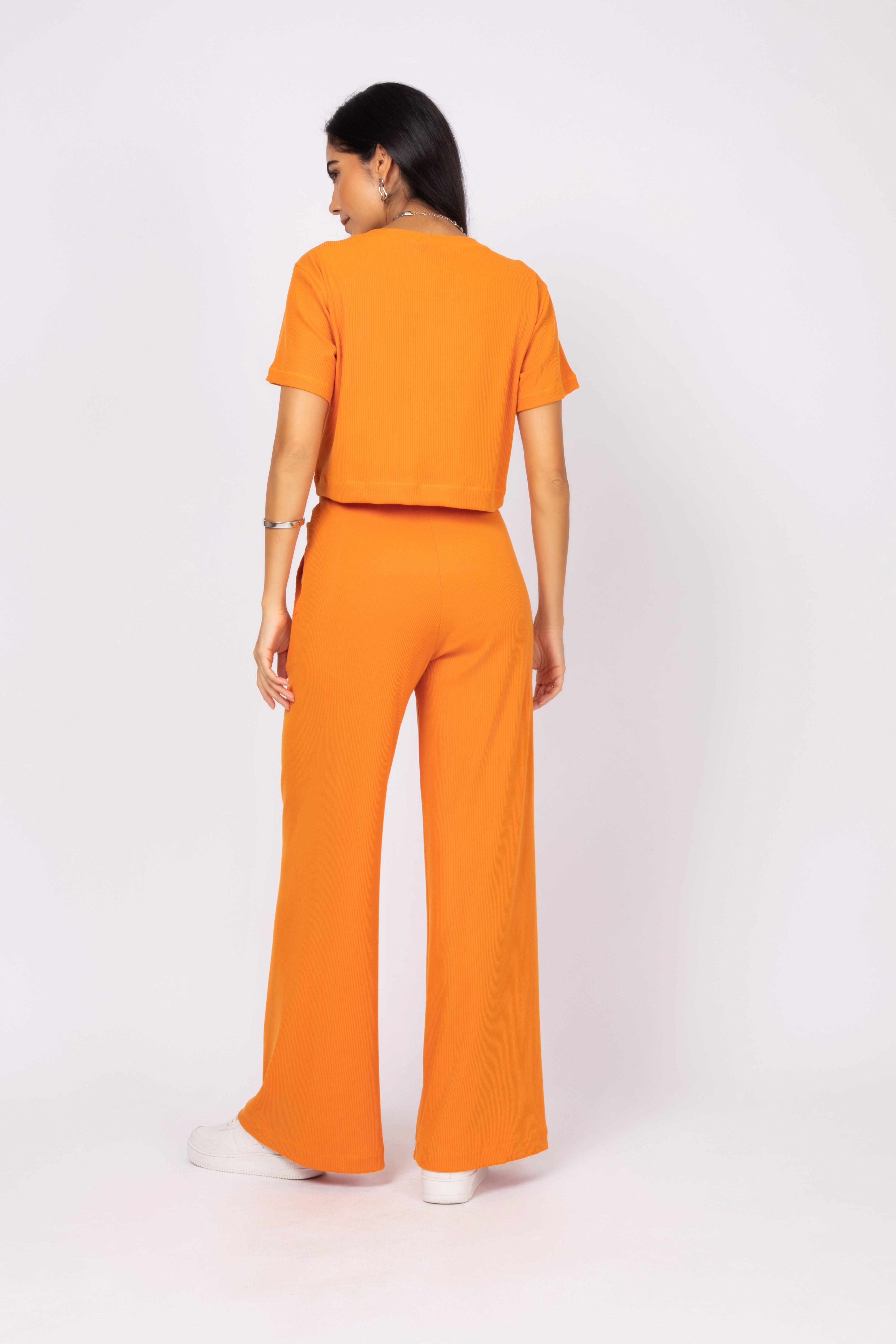 Conjunto cropped e calça pantalona canelada