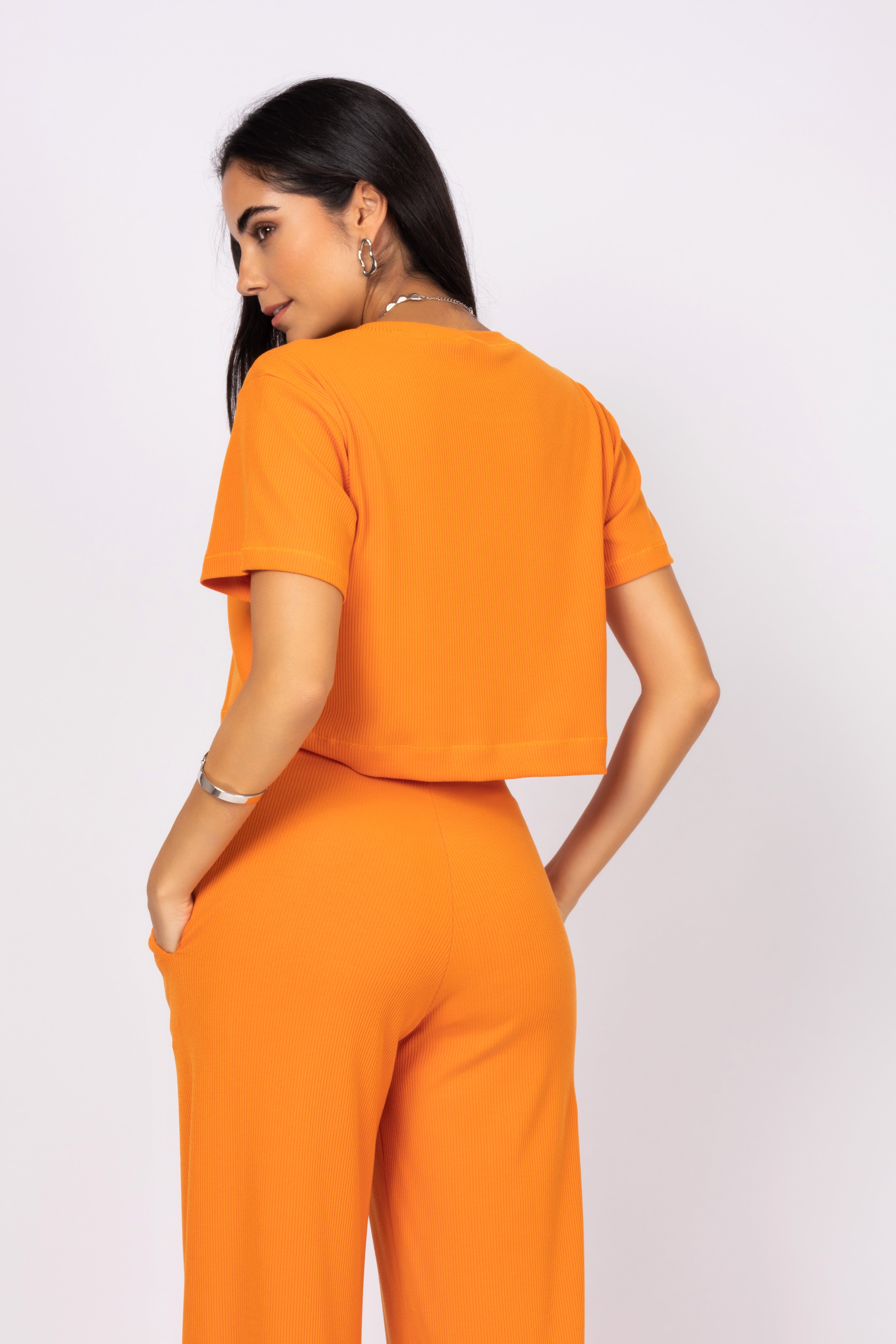 Conjunto cropped e calça pantalona canelada