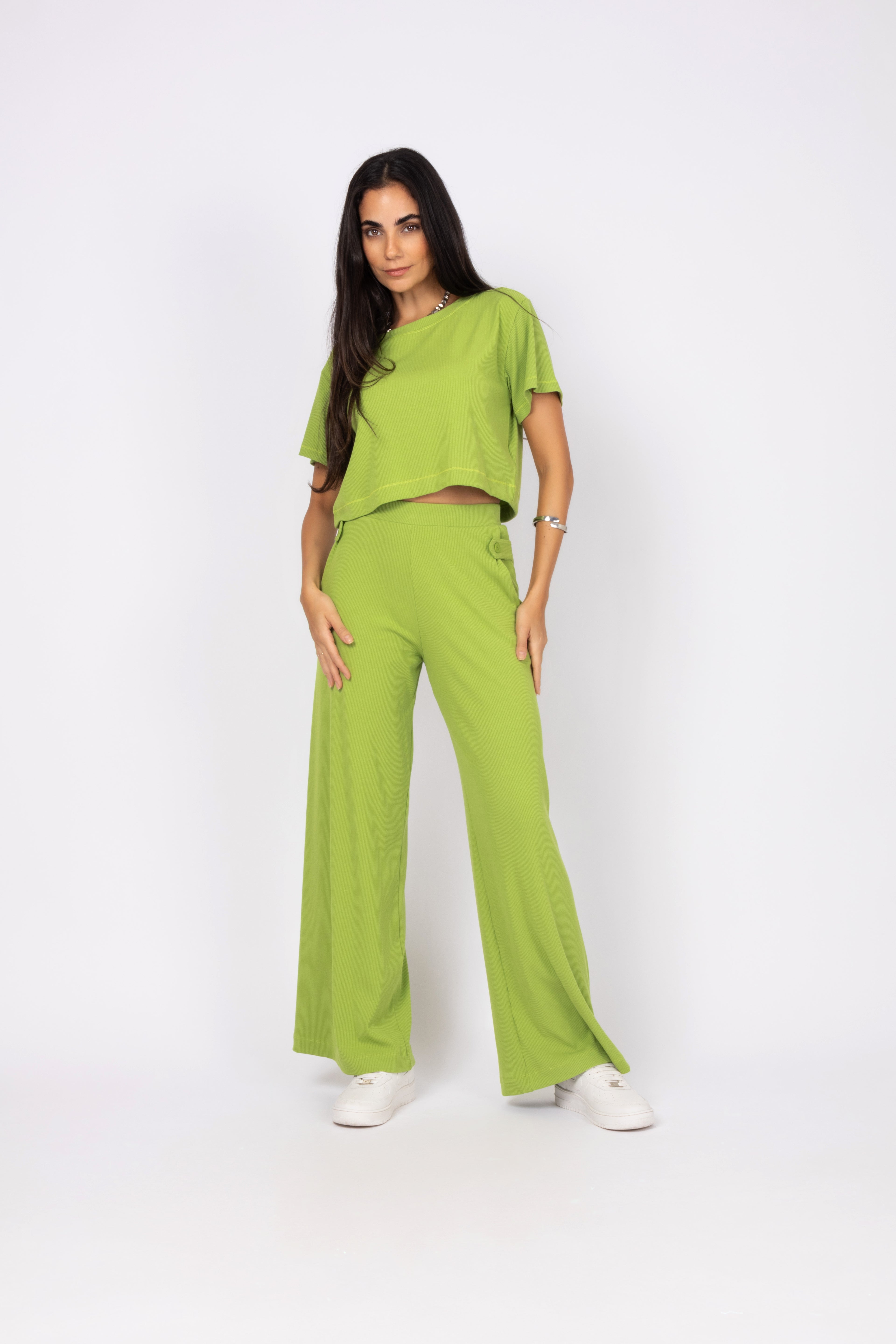 Conjunto cropped e calça pantalona canelada