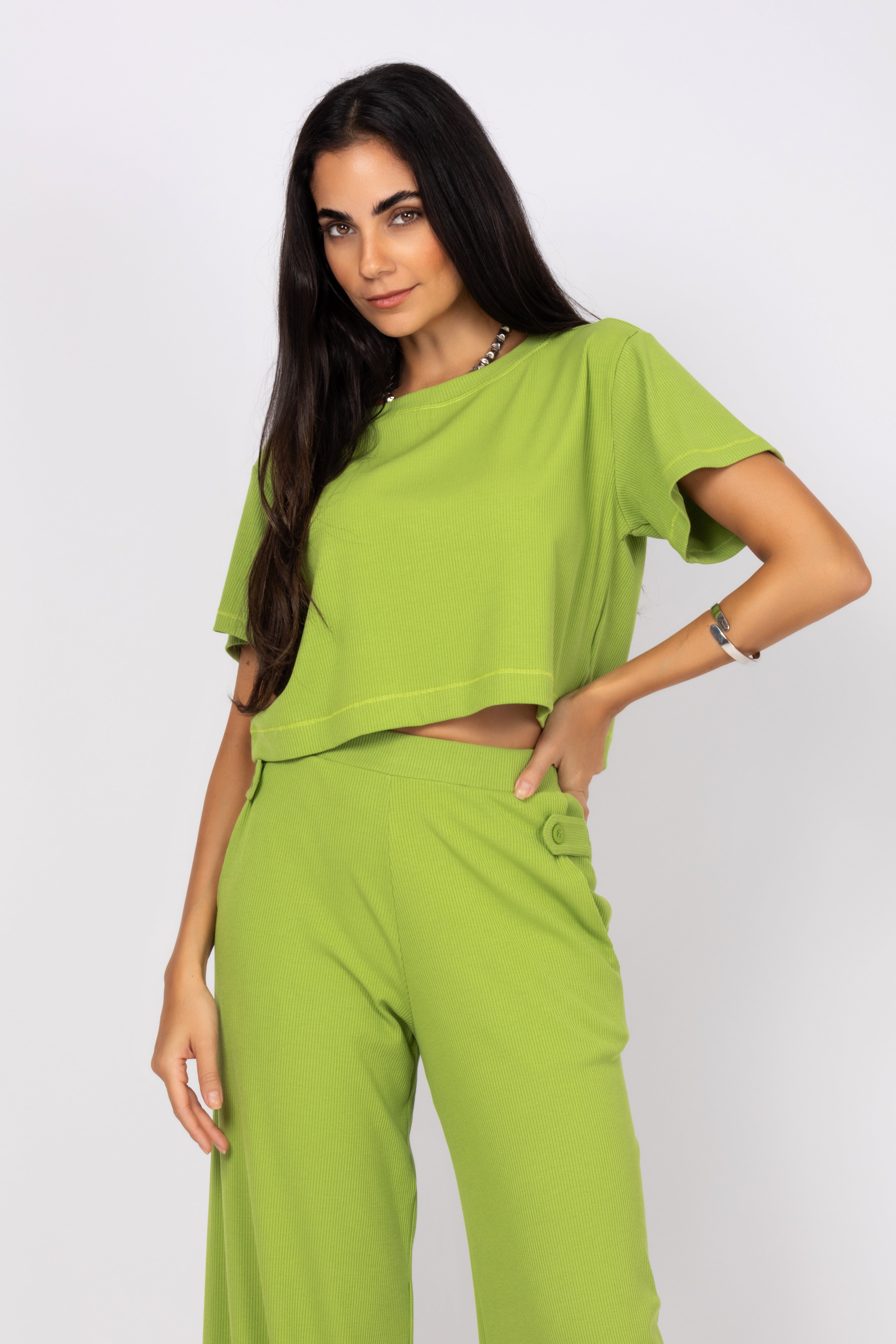 Conjunto cropped e calça pantalona canelada