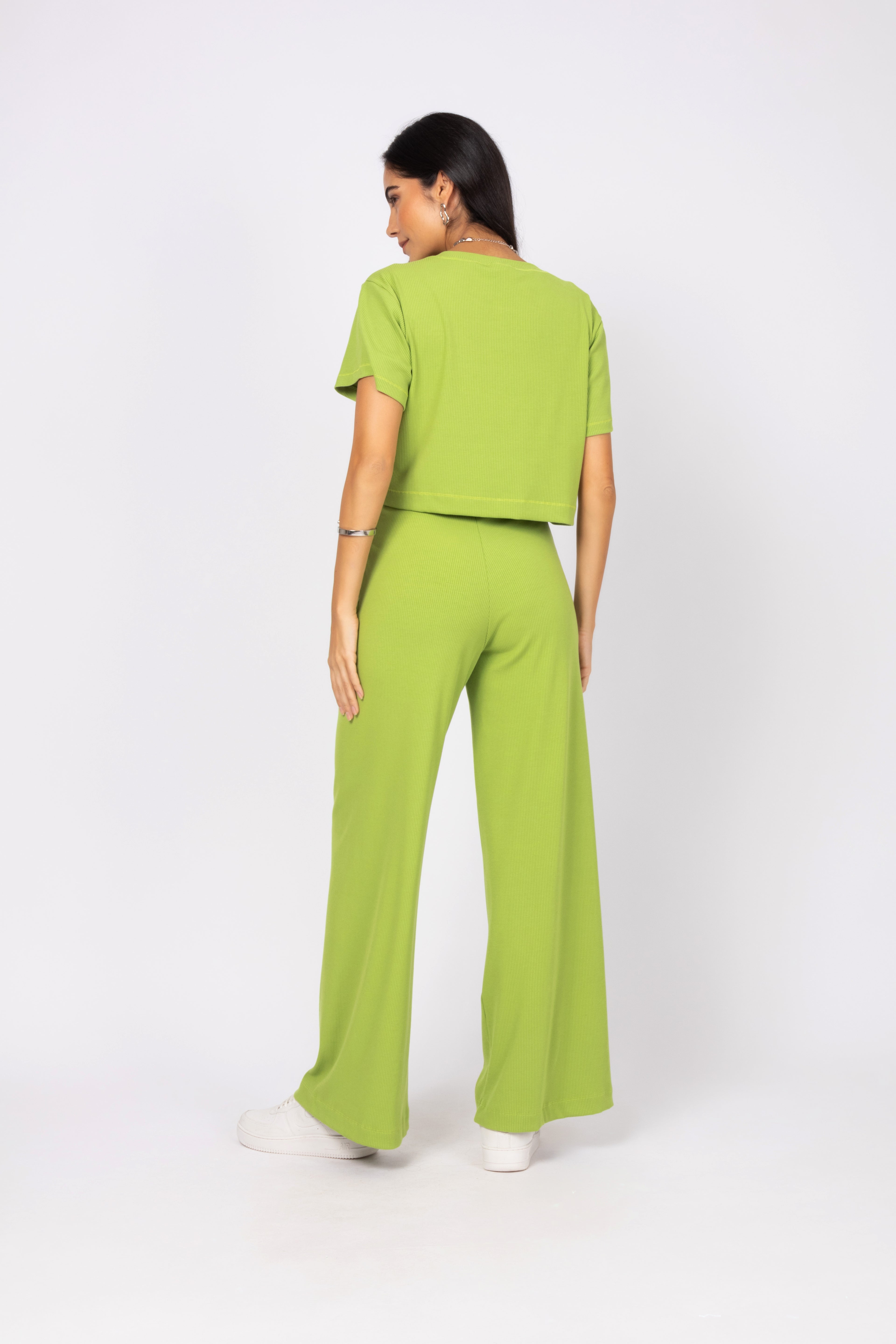 Conjunto cropped e calça pantalona canelada