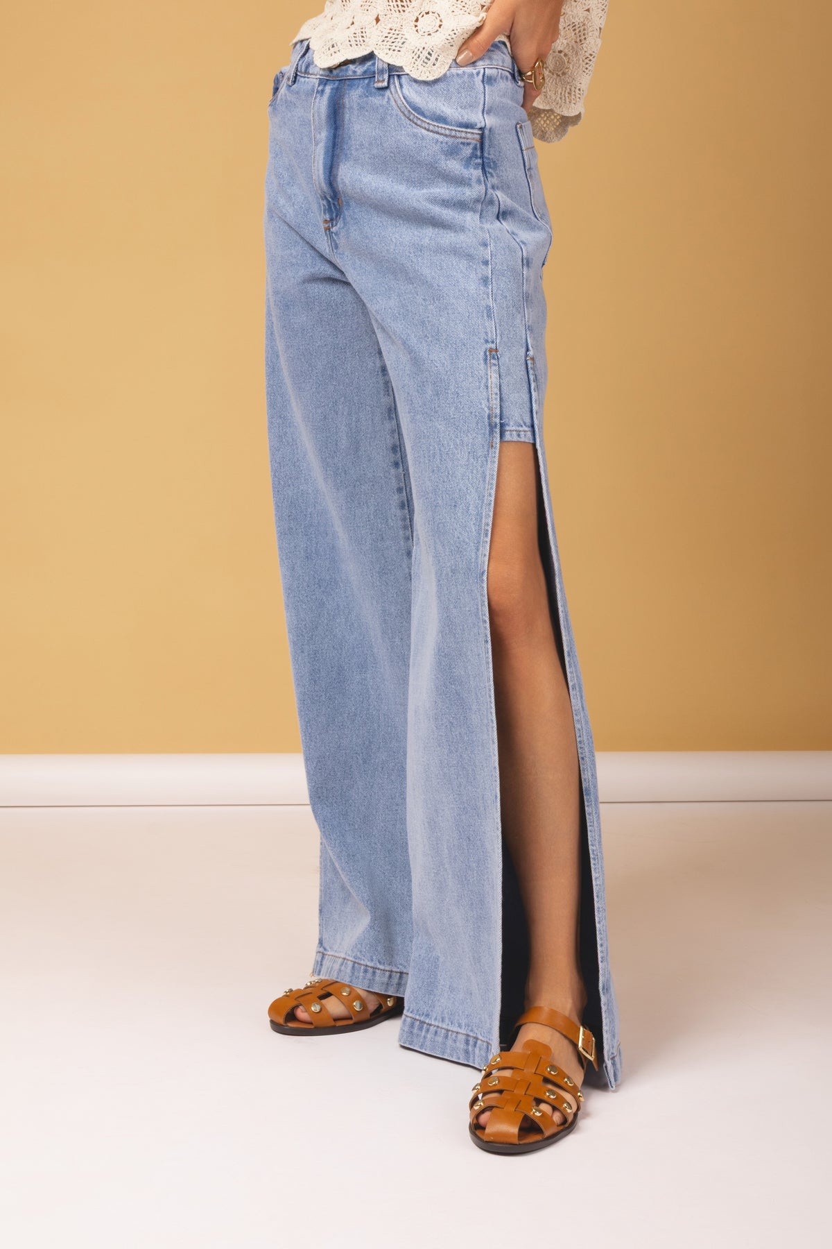 Calça jeans pantalona com fenda