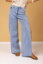 Calça jeans pantalona com fenda