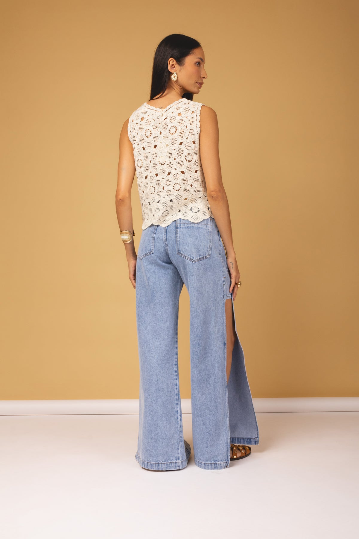 Calça jeans pantalona com fenda