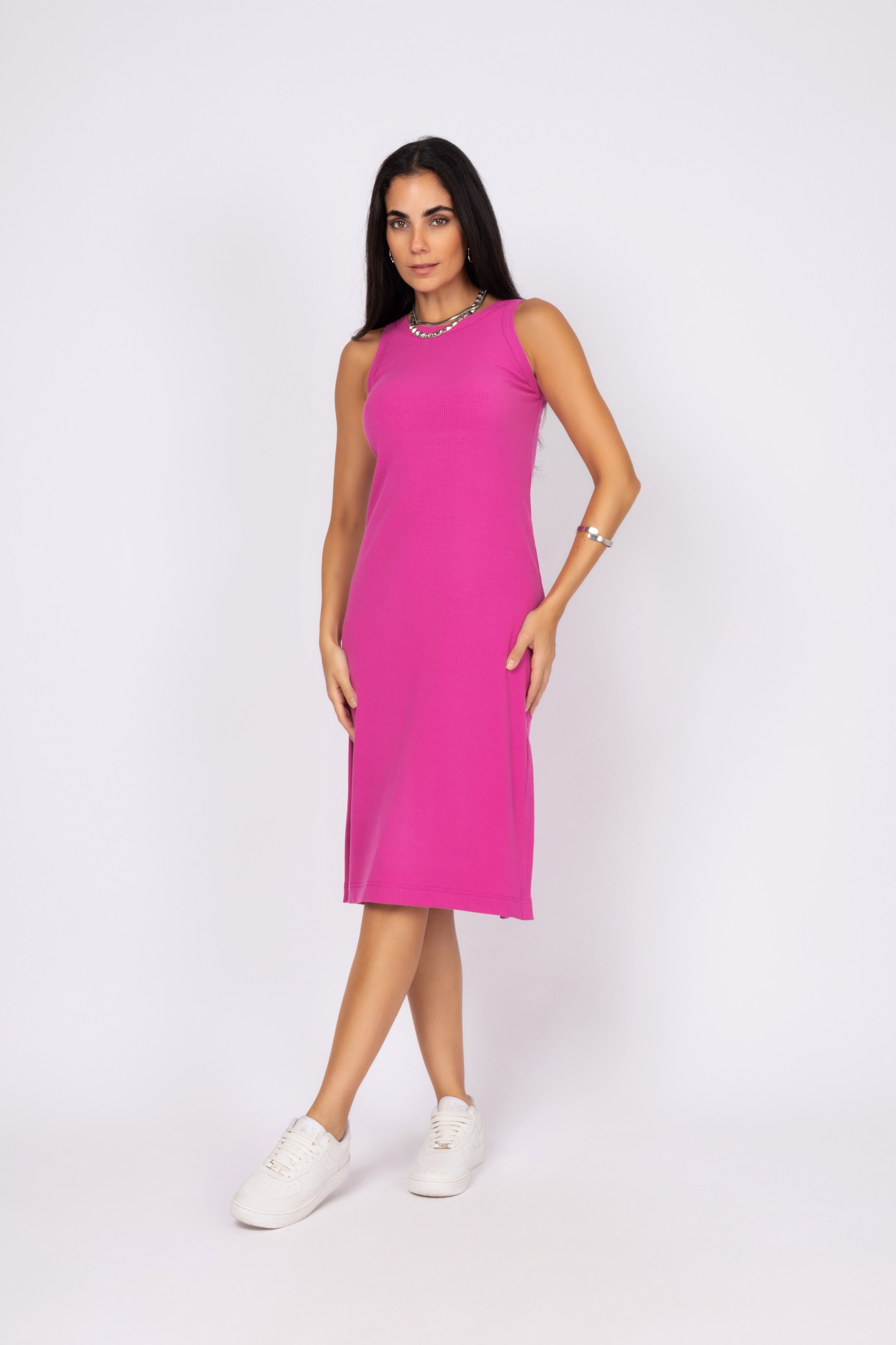 Vestido midi com fenda lateral