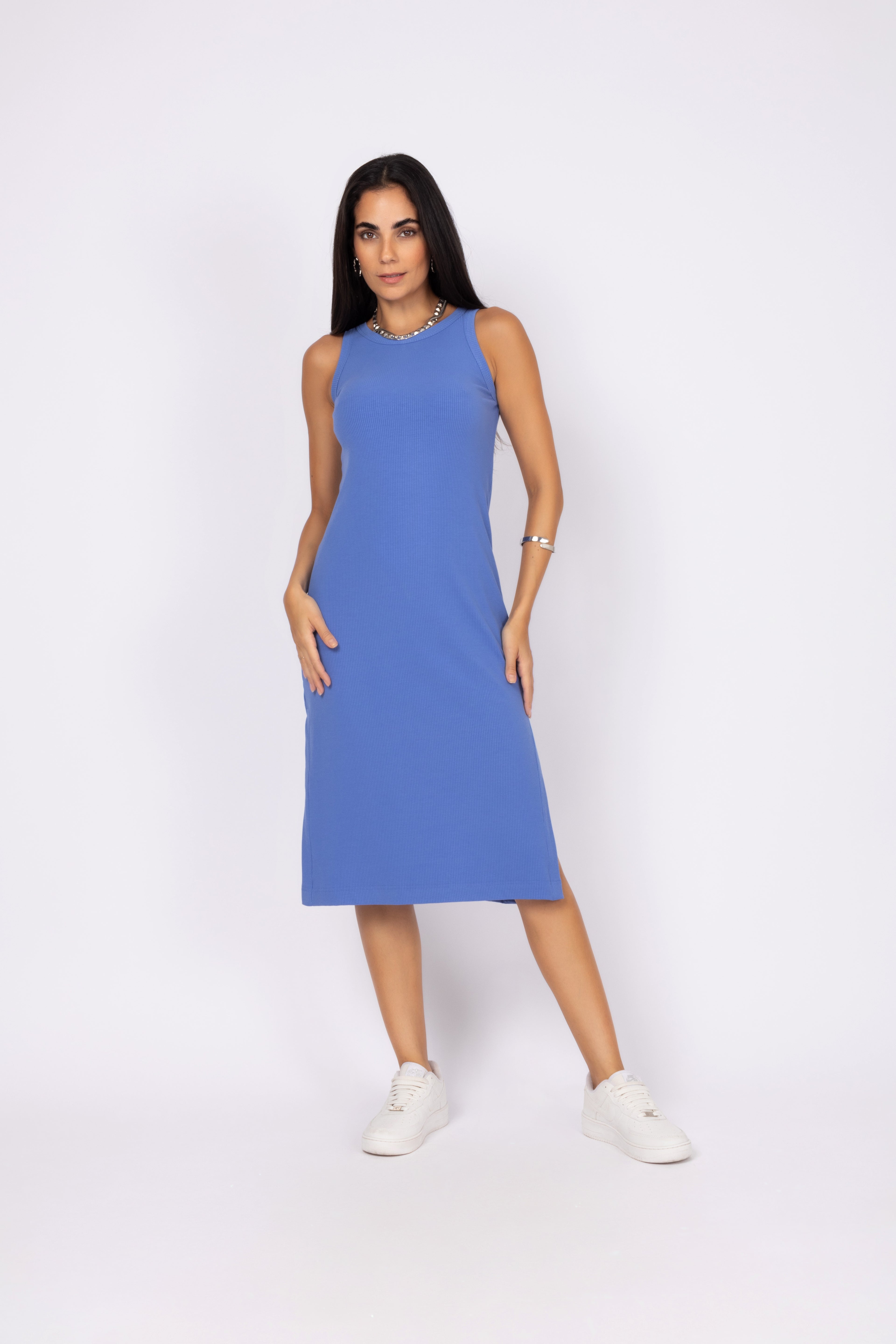 Vestido midi com fenda lateral