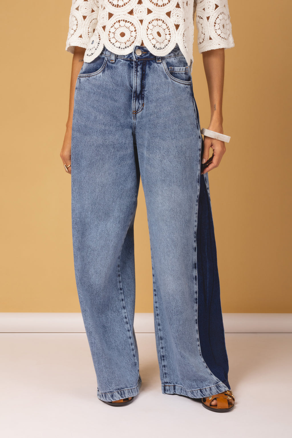Calça wide leg com recorte