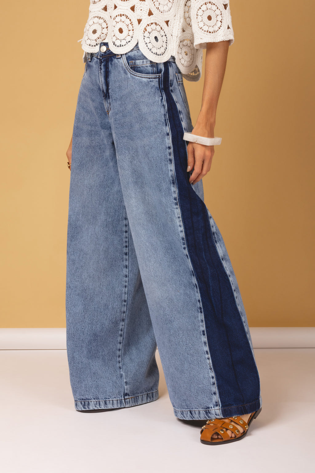 Calça wide leg com recorte
