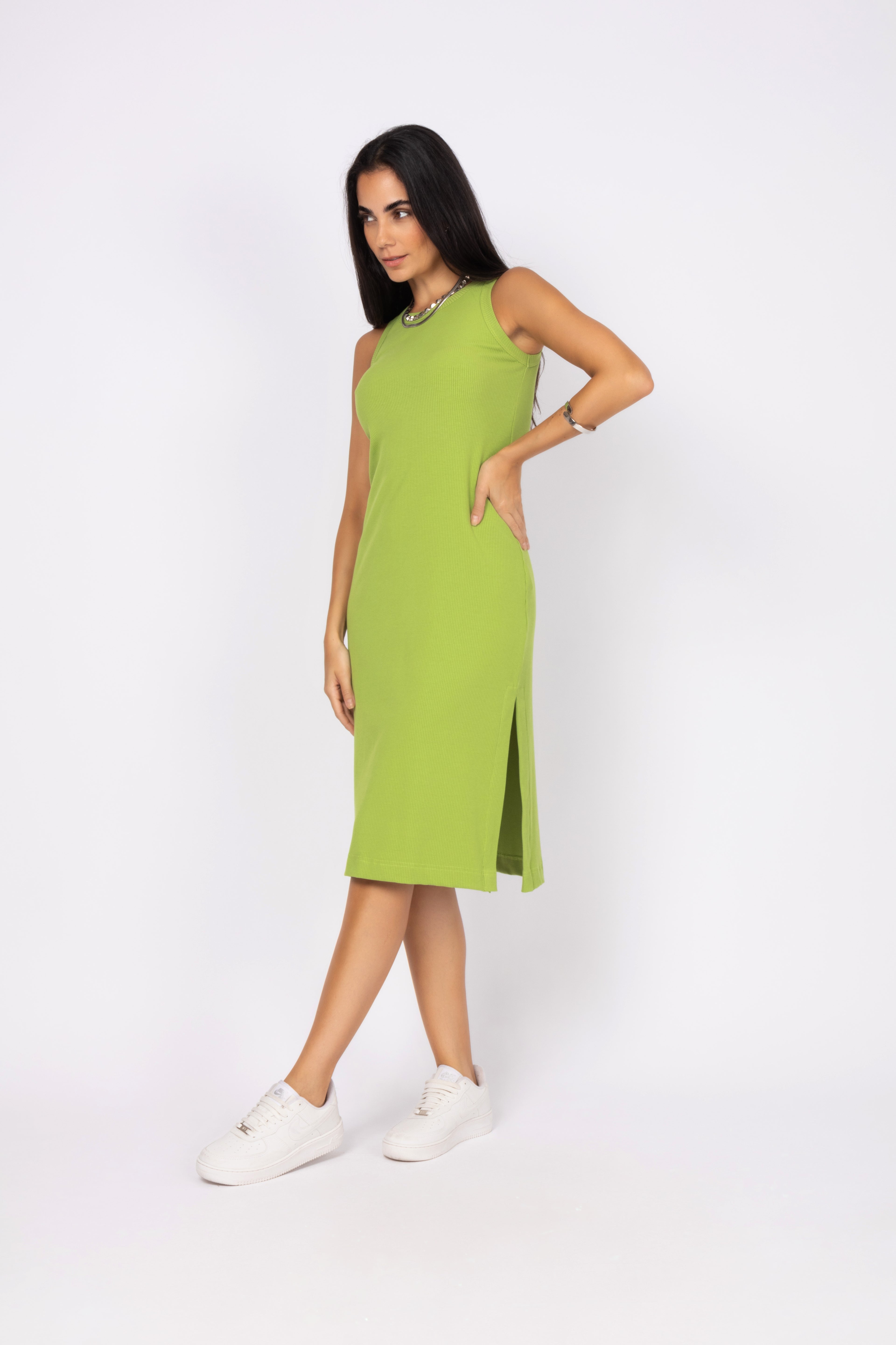 Vestido midi com fenda lateral