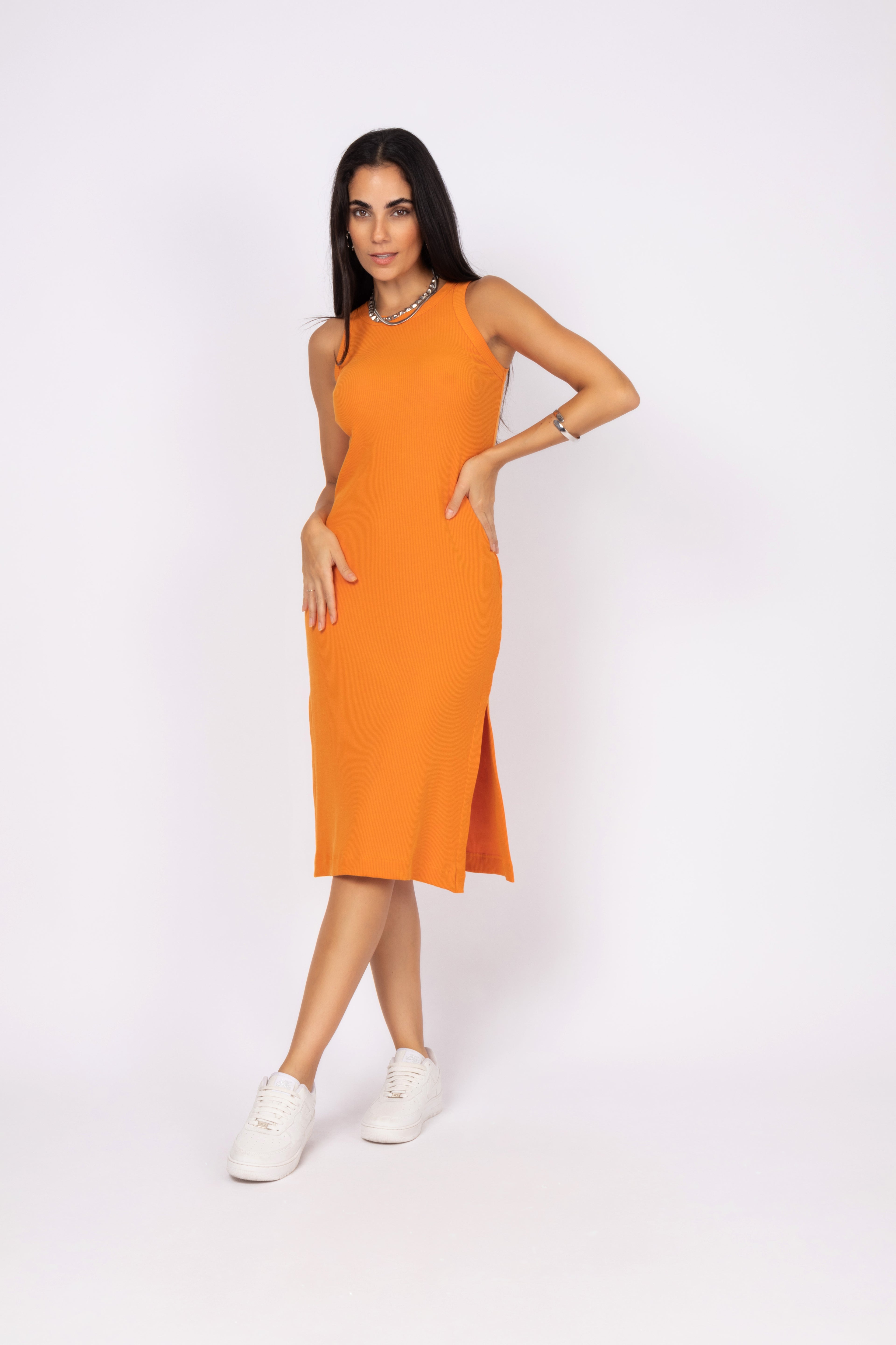 Vestido midi com fenda lateral